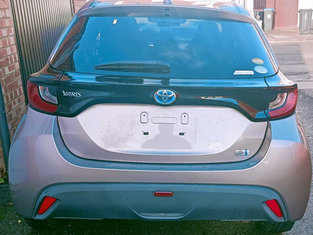 
Toyota Yaris Hybrid Grey full									