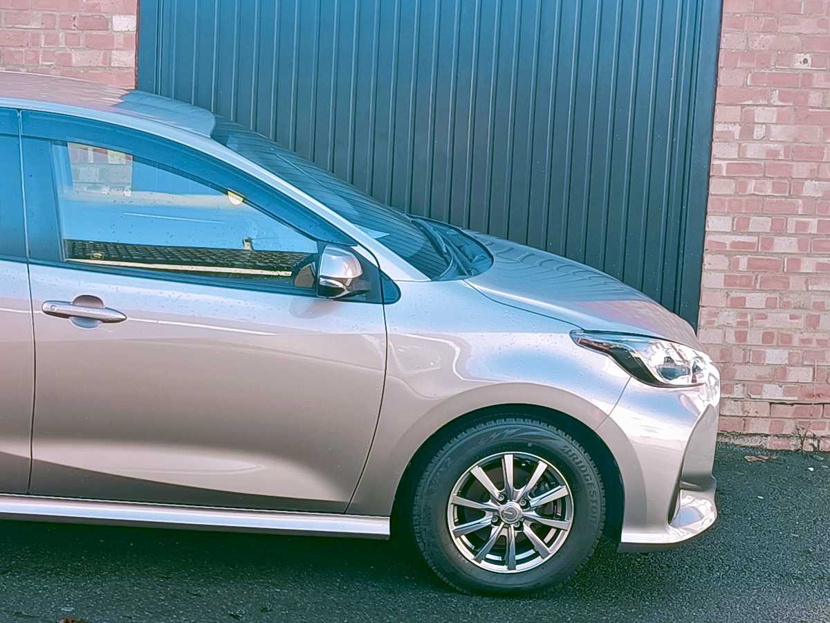 
Toyota Yaris Hybrid Grey full									