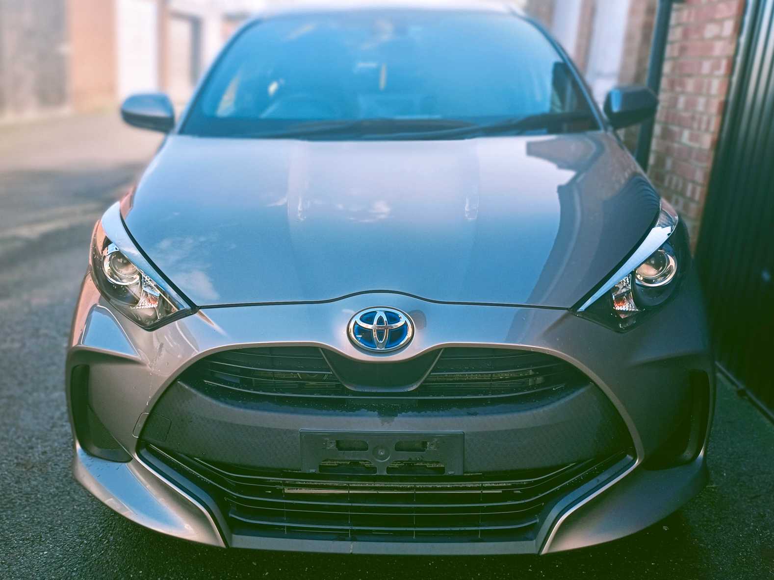 
Toyota Yaris Hybrid Grey full									