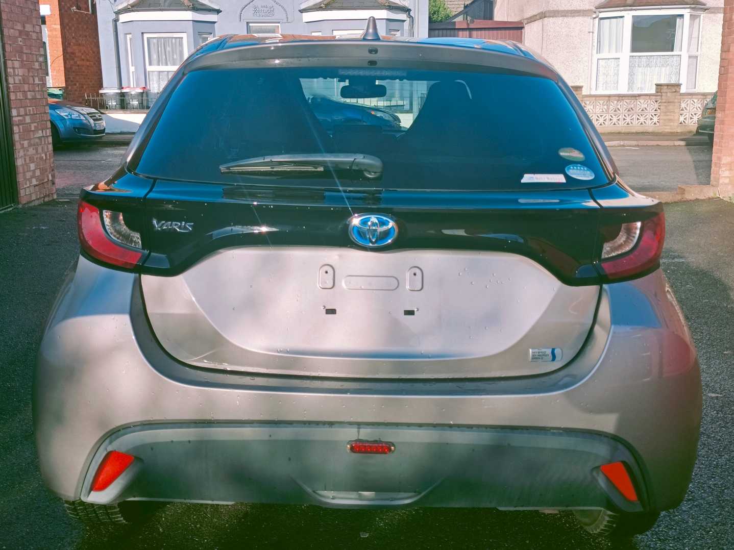 
Toyota Yaris Hybrid Grey full									