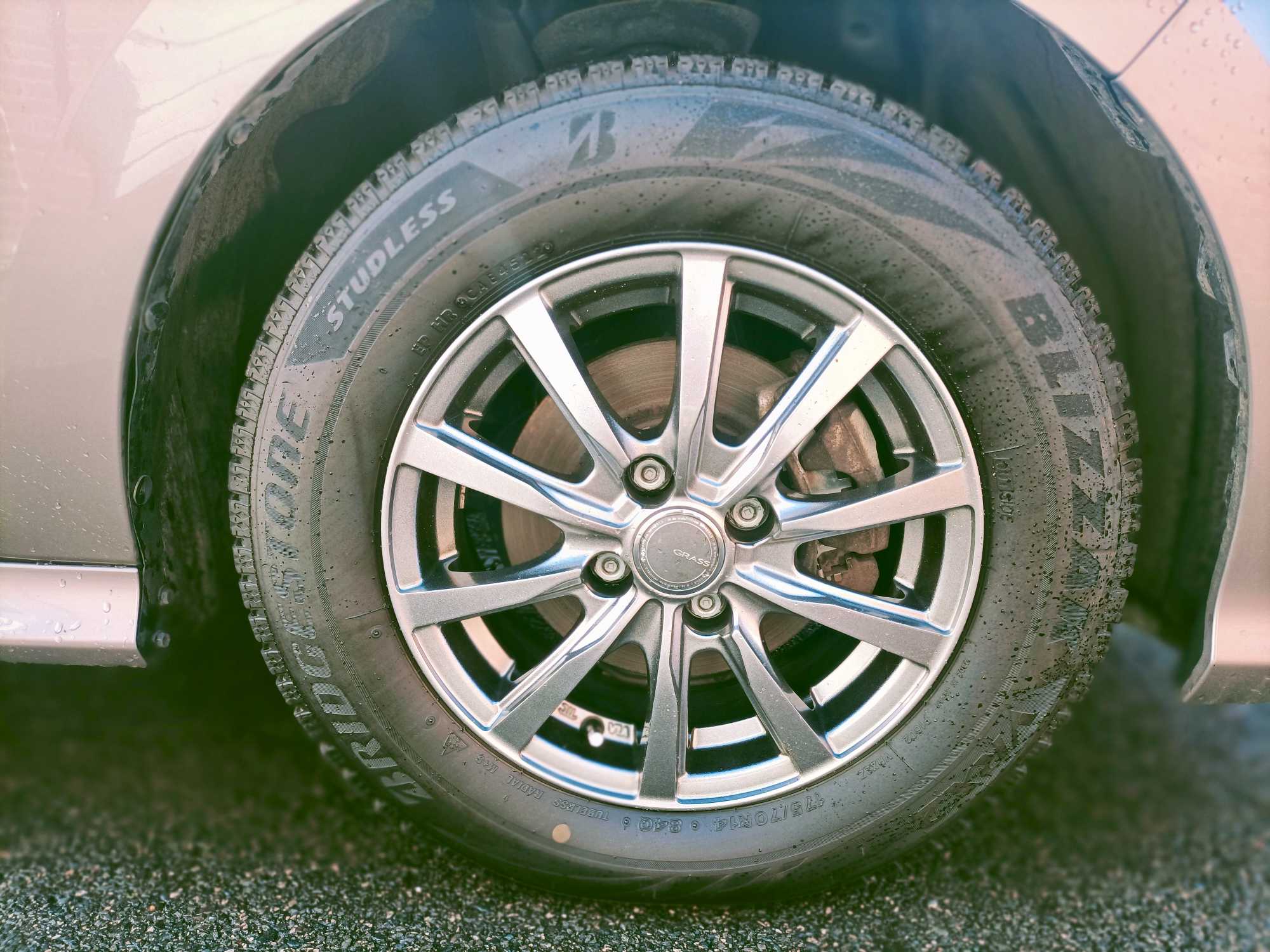 
Toyota Yaris Hybrid Grey full									