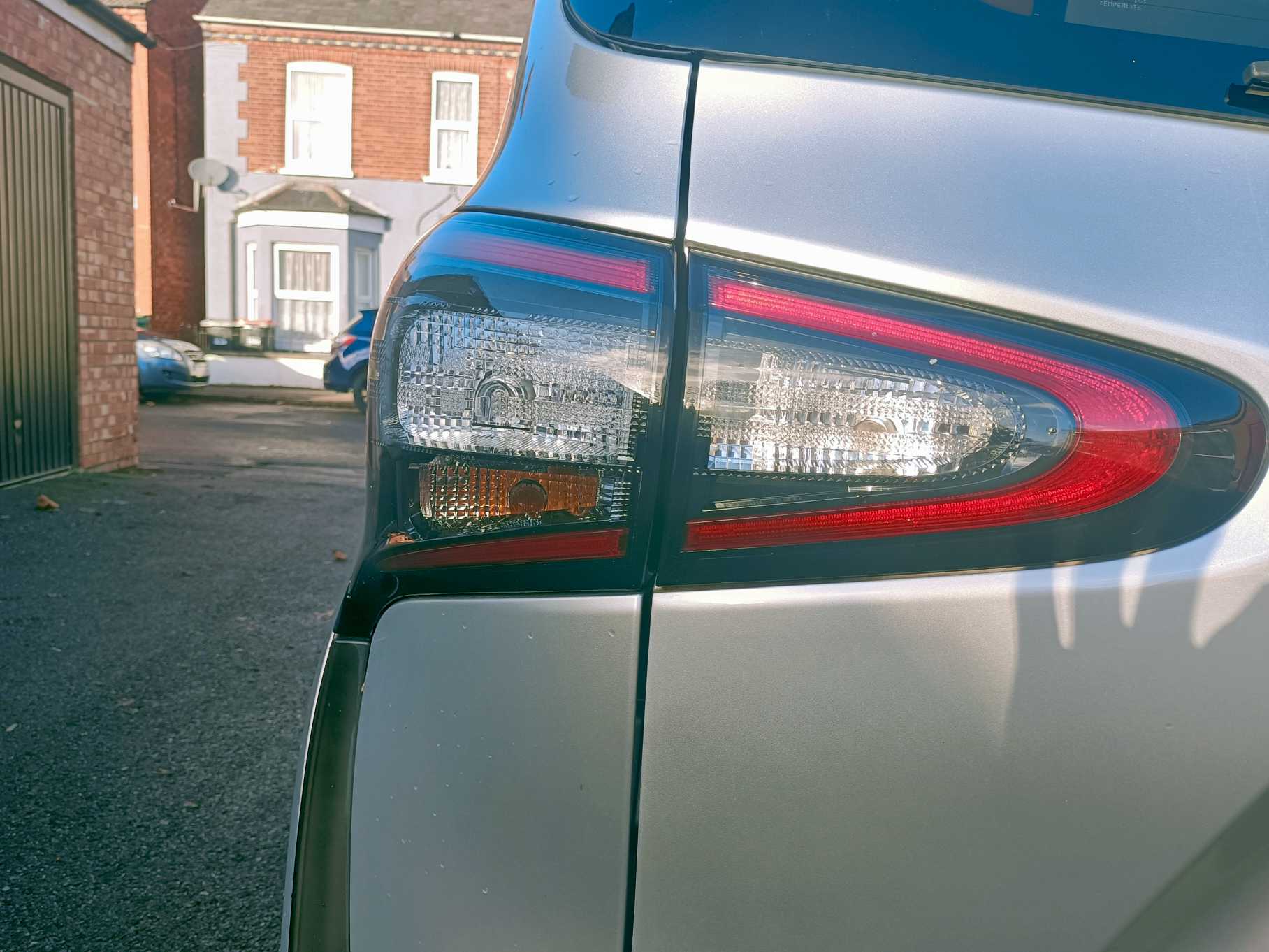 
Toyota Sienta Hybrid full									