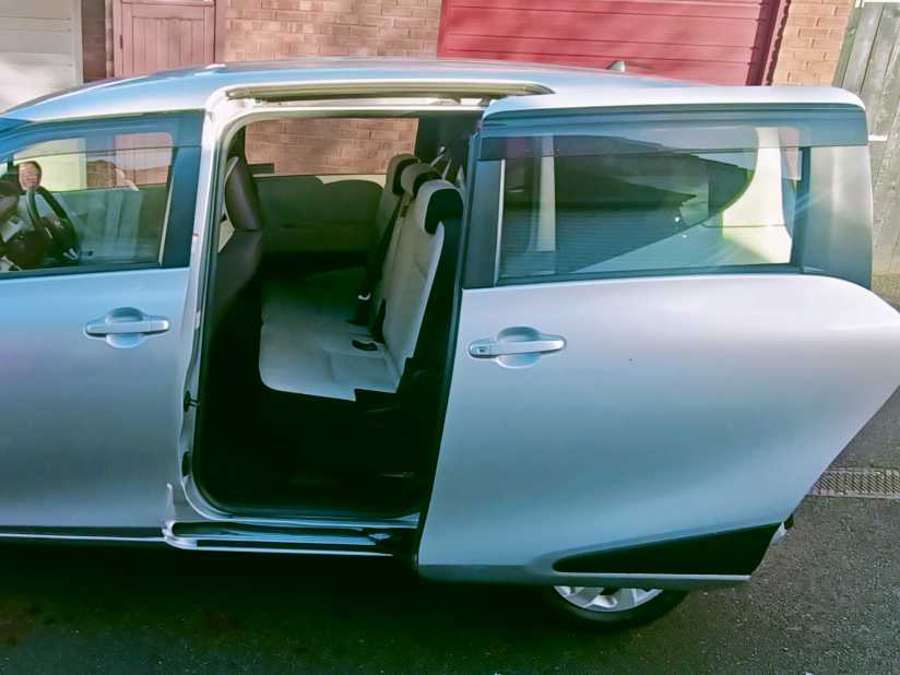 
Toyota Sienta Hybrid full									