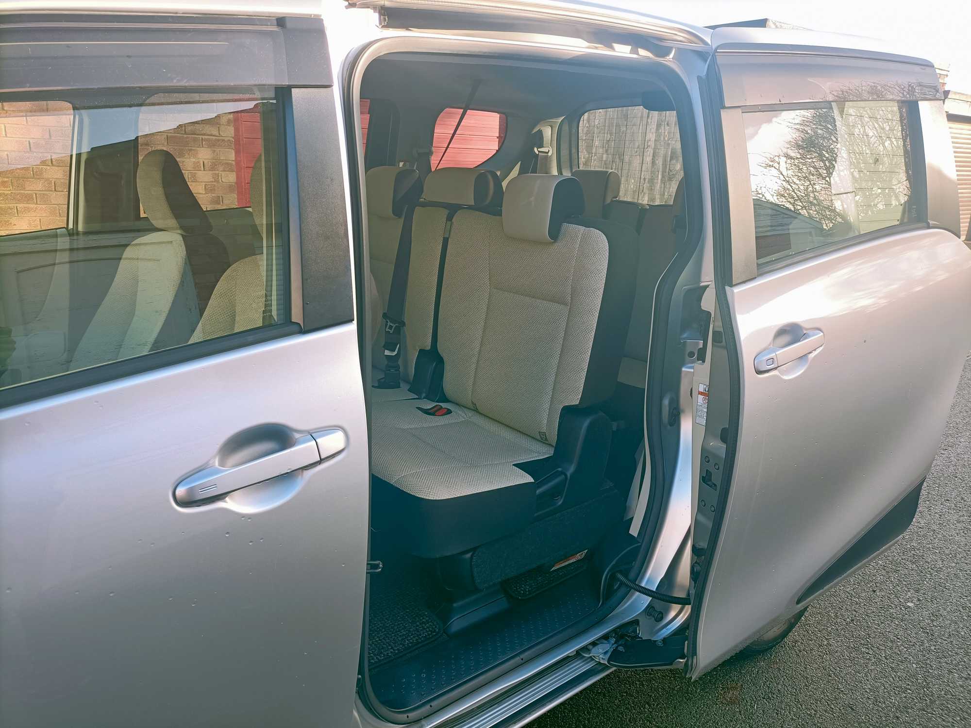 
Toyota Sienta Hybrid full									