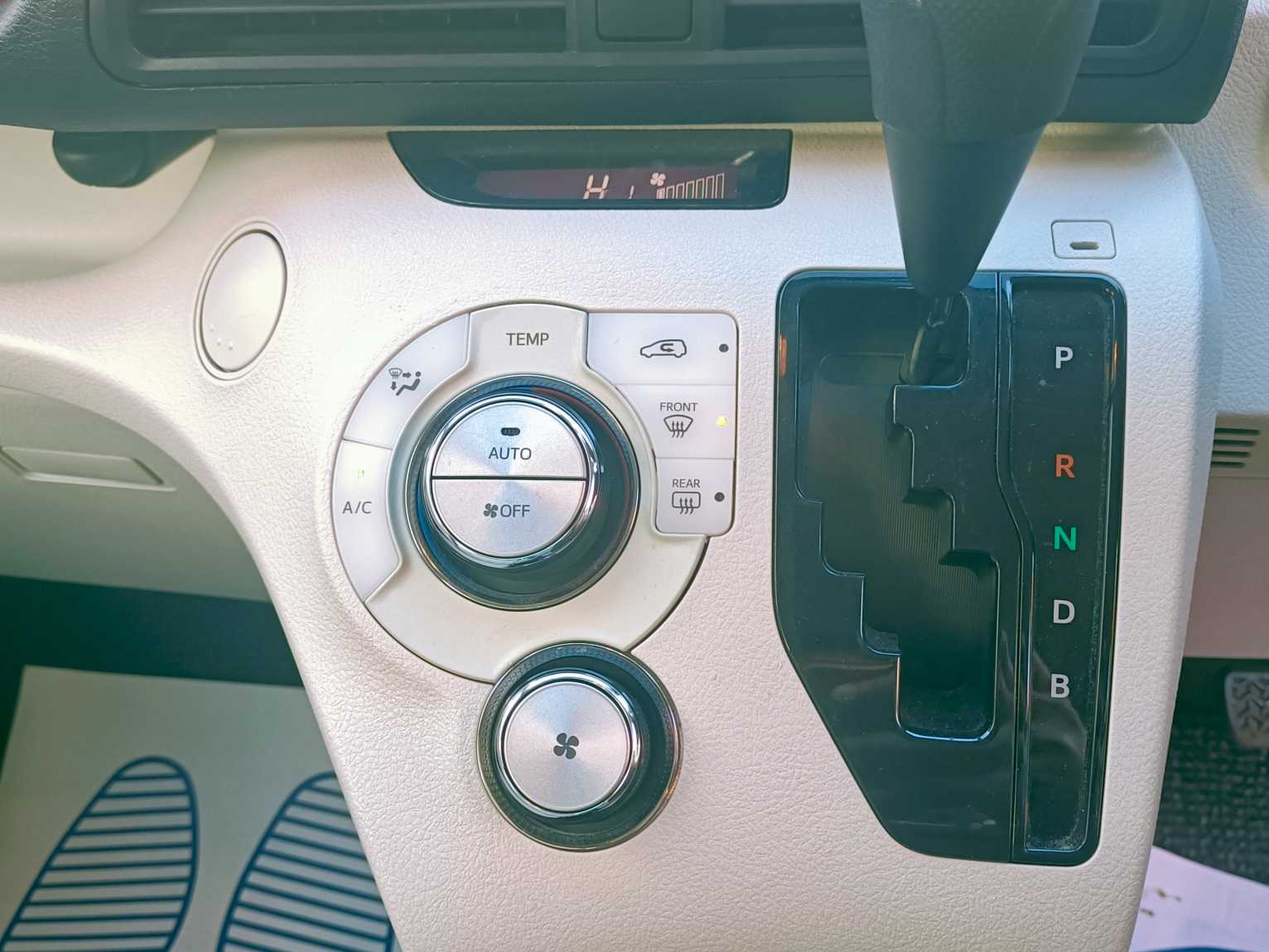 
Toyota Sienta Hybrid full									