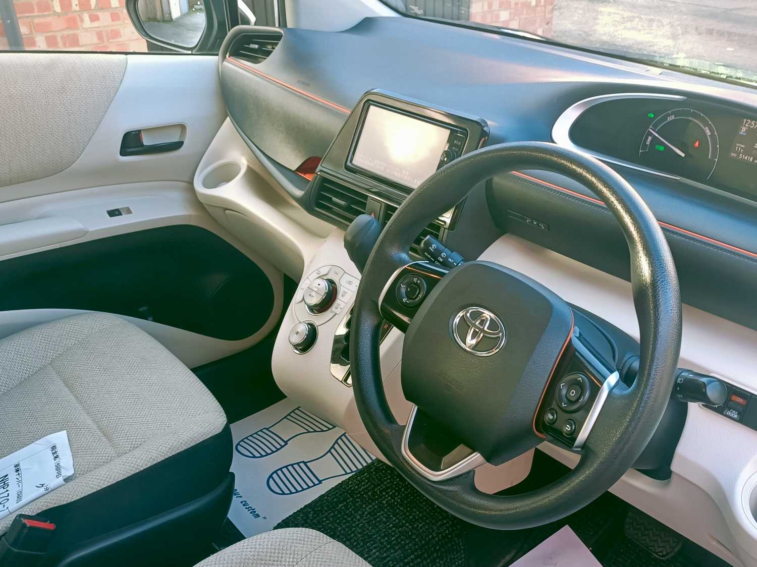 
Toyota Sienta Hybrid full									