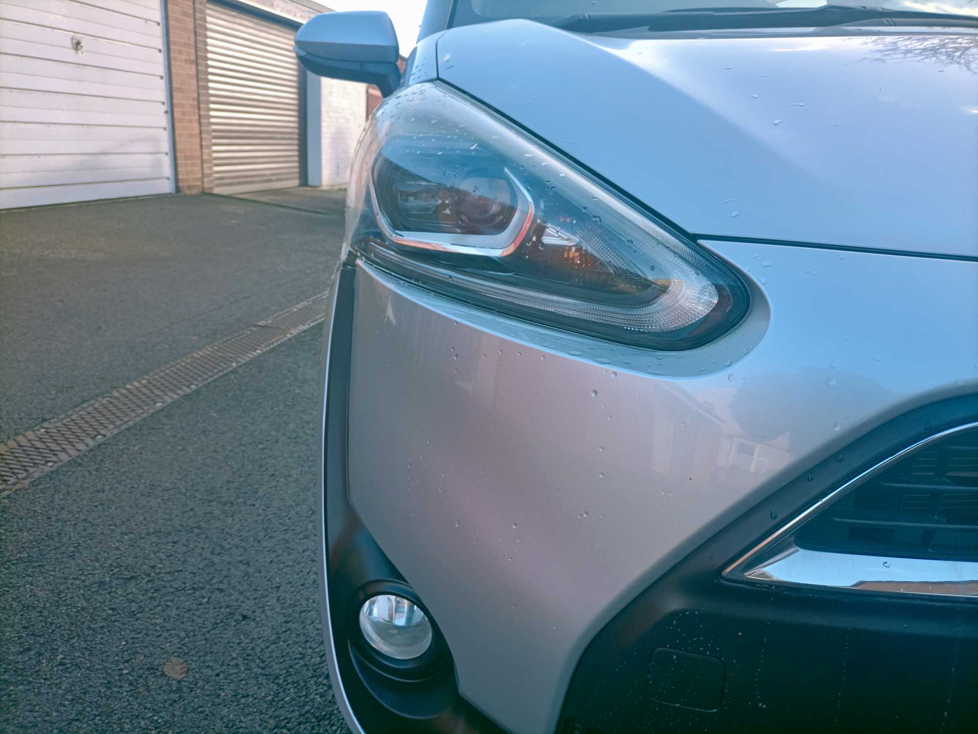 
Toyota Sienta Hybrid full									