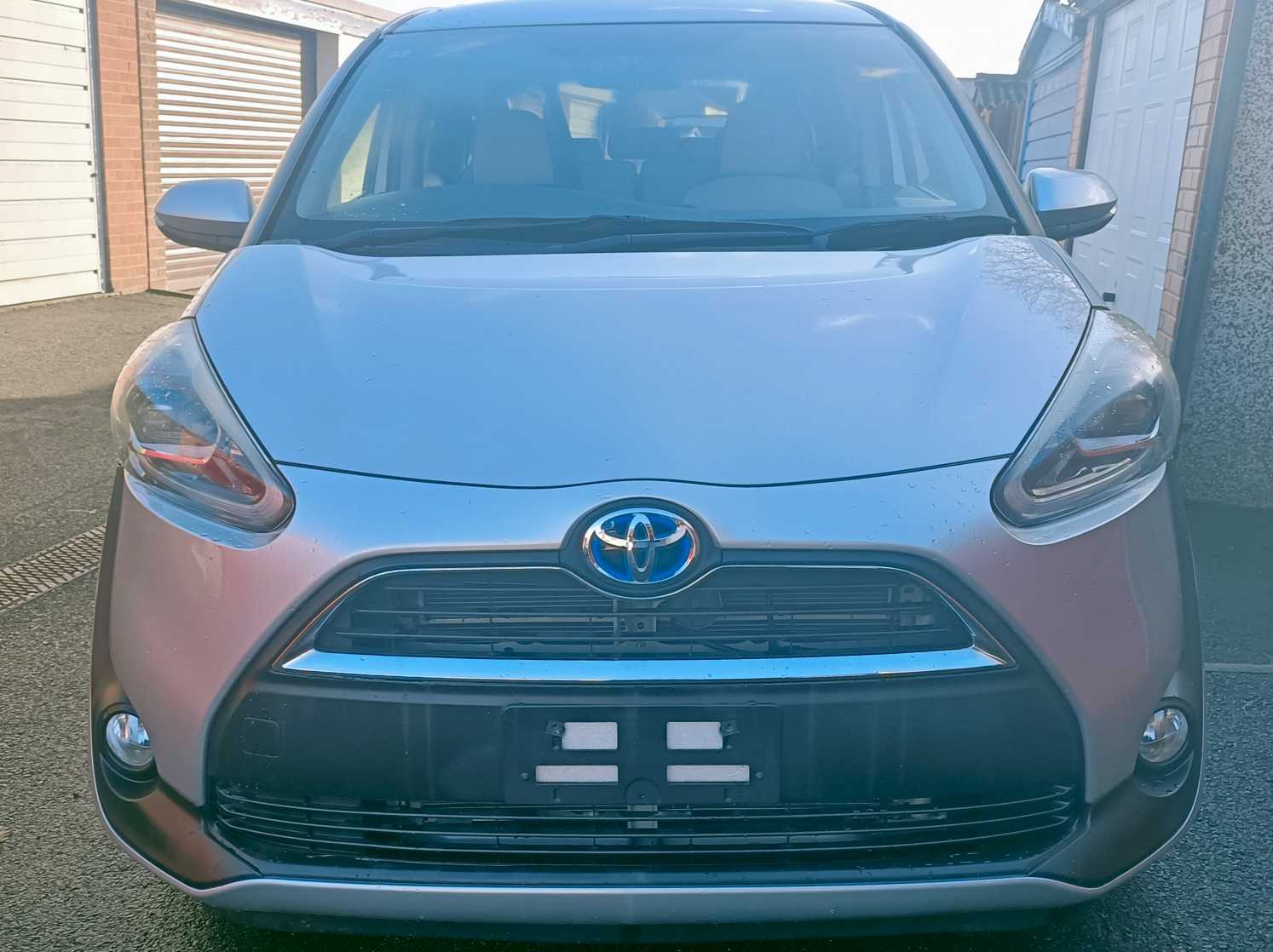 
Toyota Sienta Hybrid full									