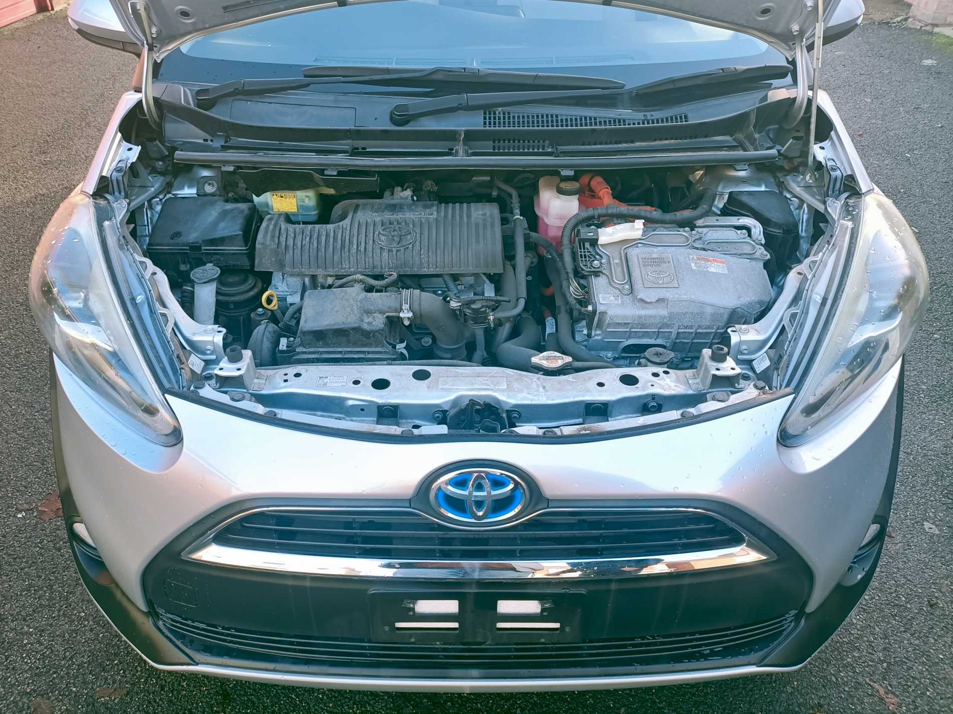 
Toyota Sienta Hybrid full									