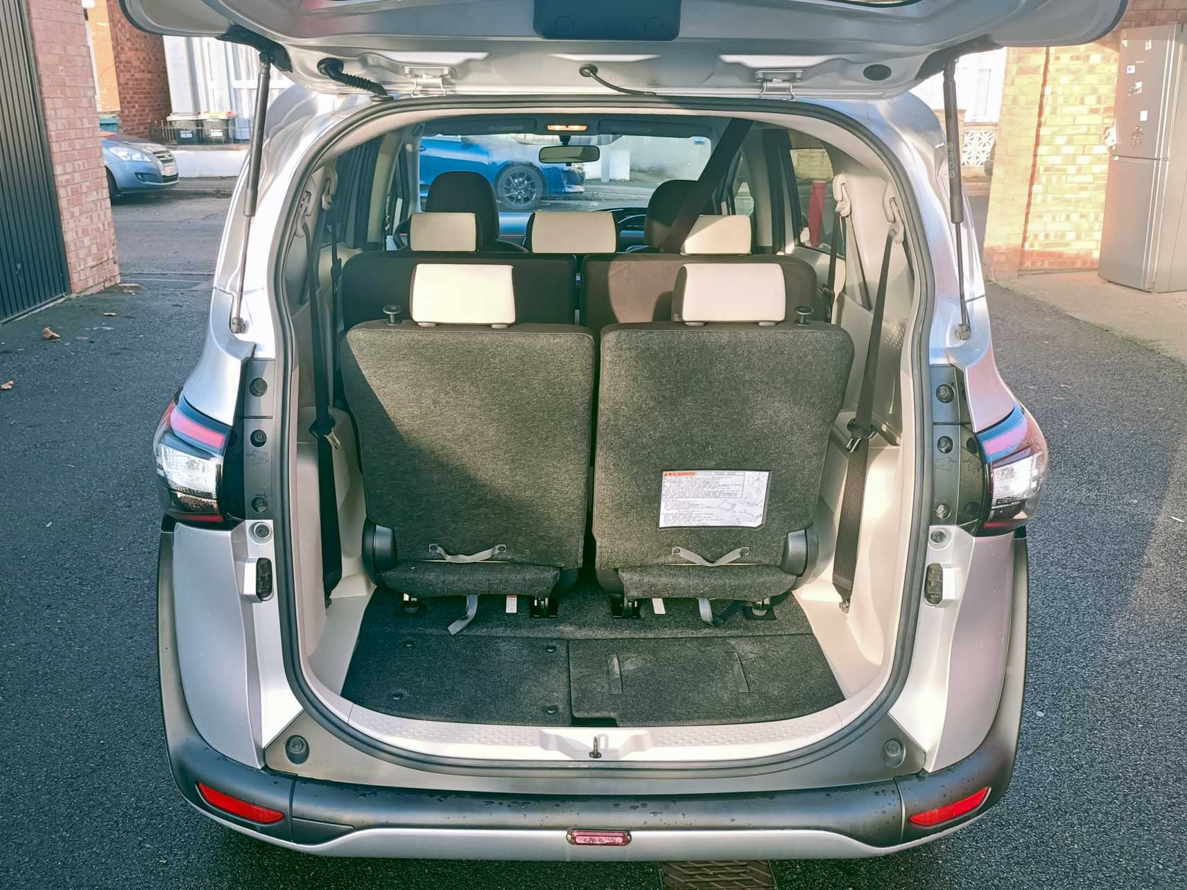 
Toyota Sienta Hybrid full									