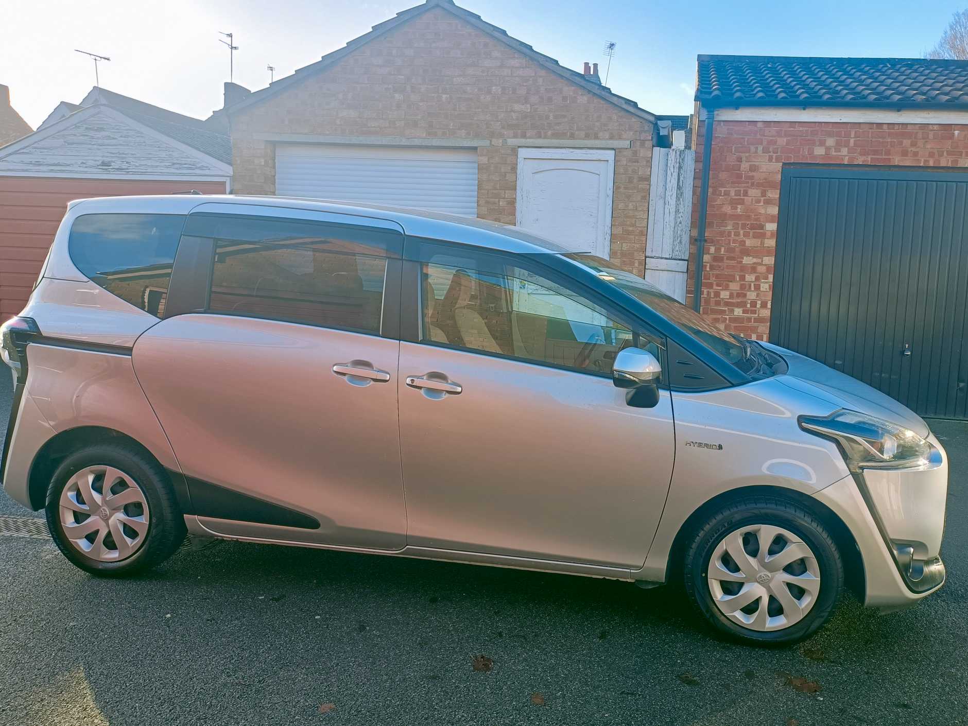 
Toyota Sienta Hybrid full									