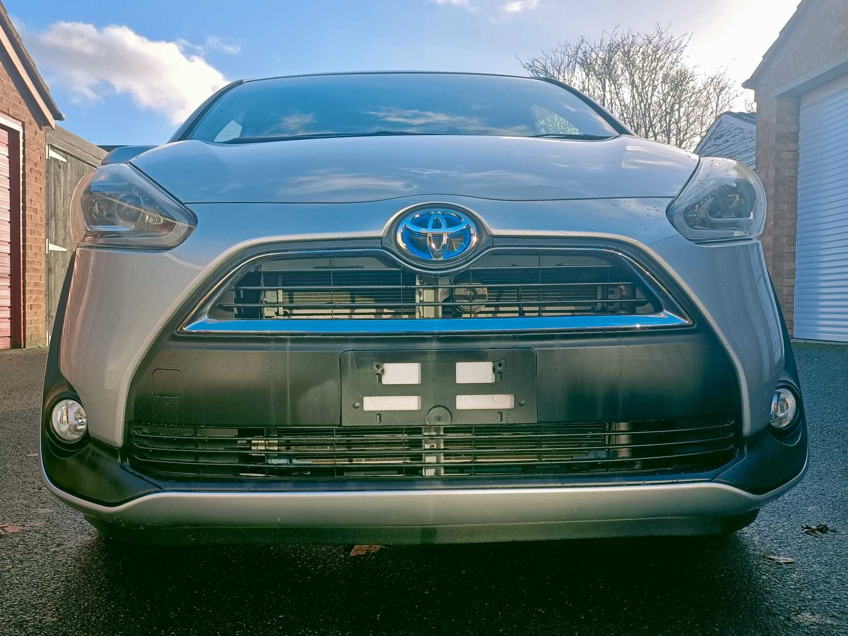 
Toyota Sienta Hybrid full									