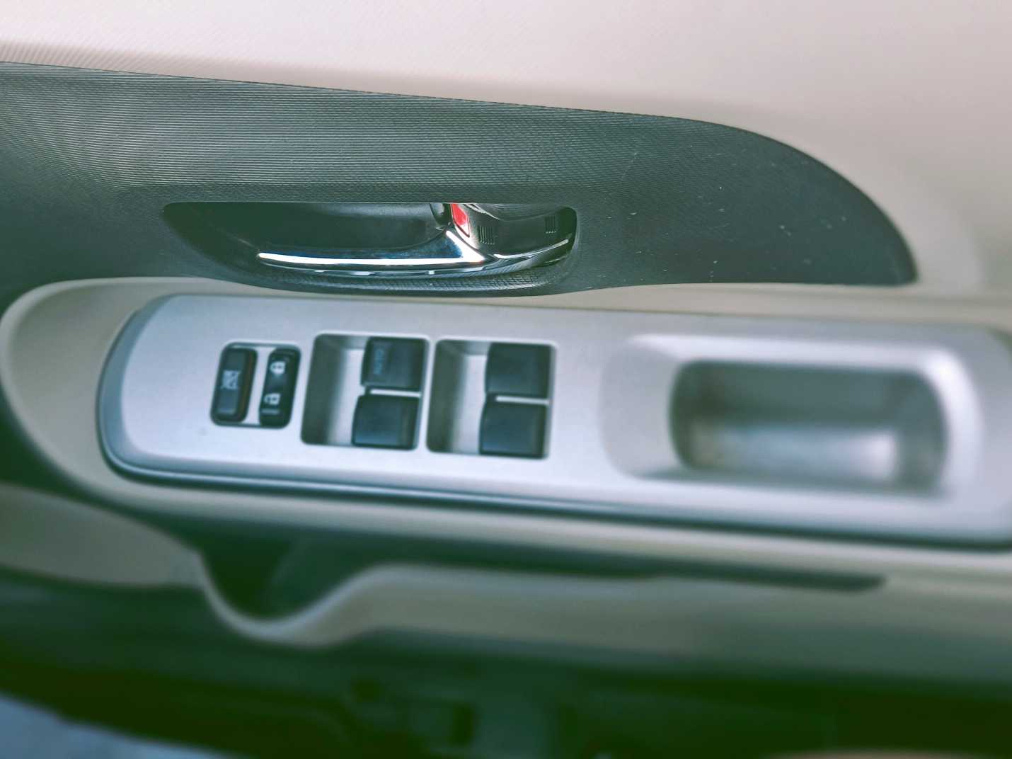 
TOYOTA AQUA HYBRID full									