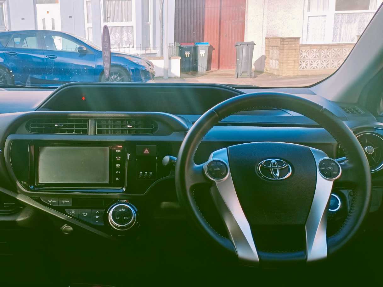 
TOYOTA AQUA HYBRID full									