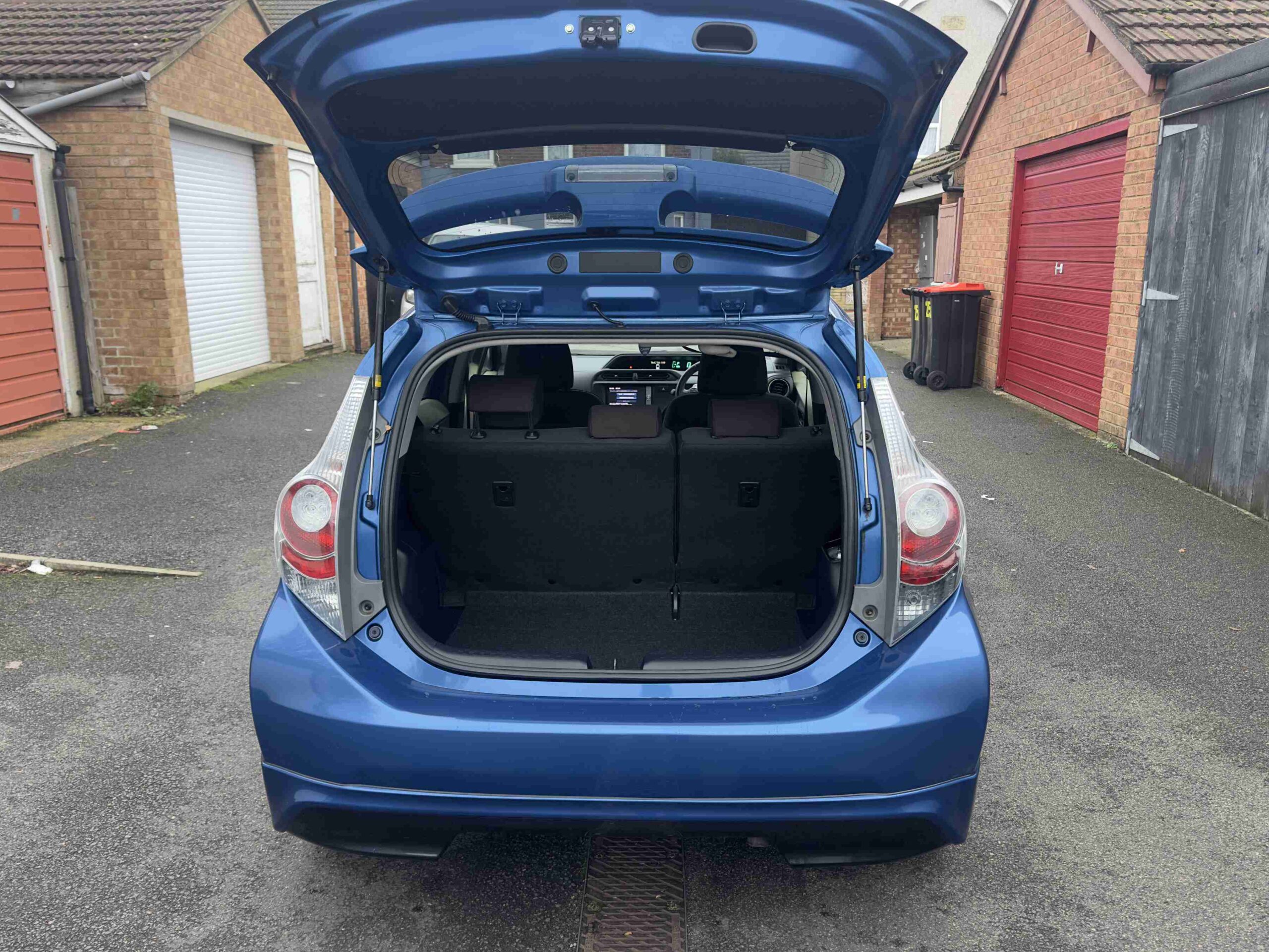 
Toyota Aqua Hybrid full									