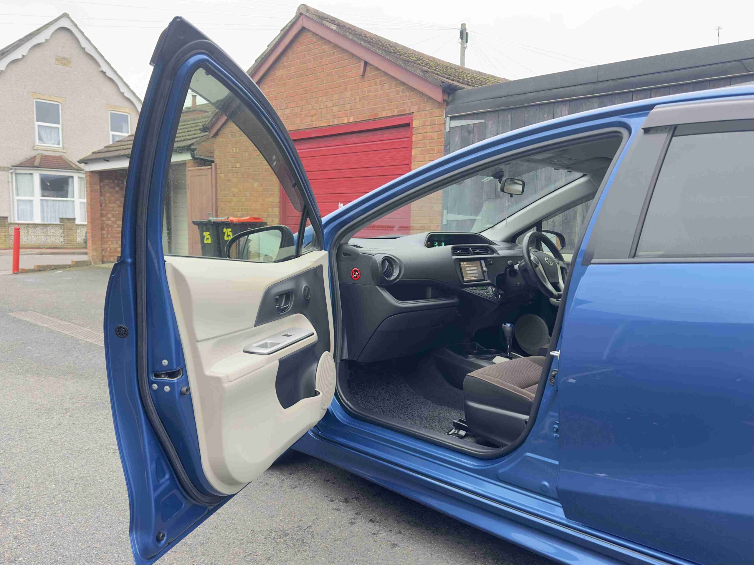 
Toyota Aqua Hybrid full									