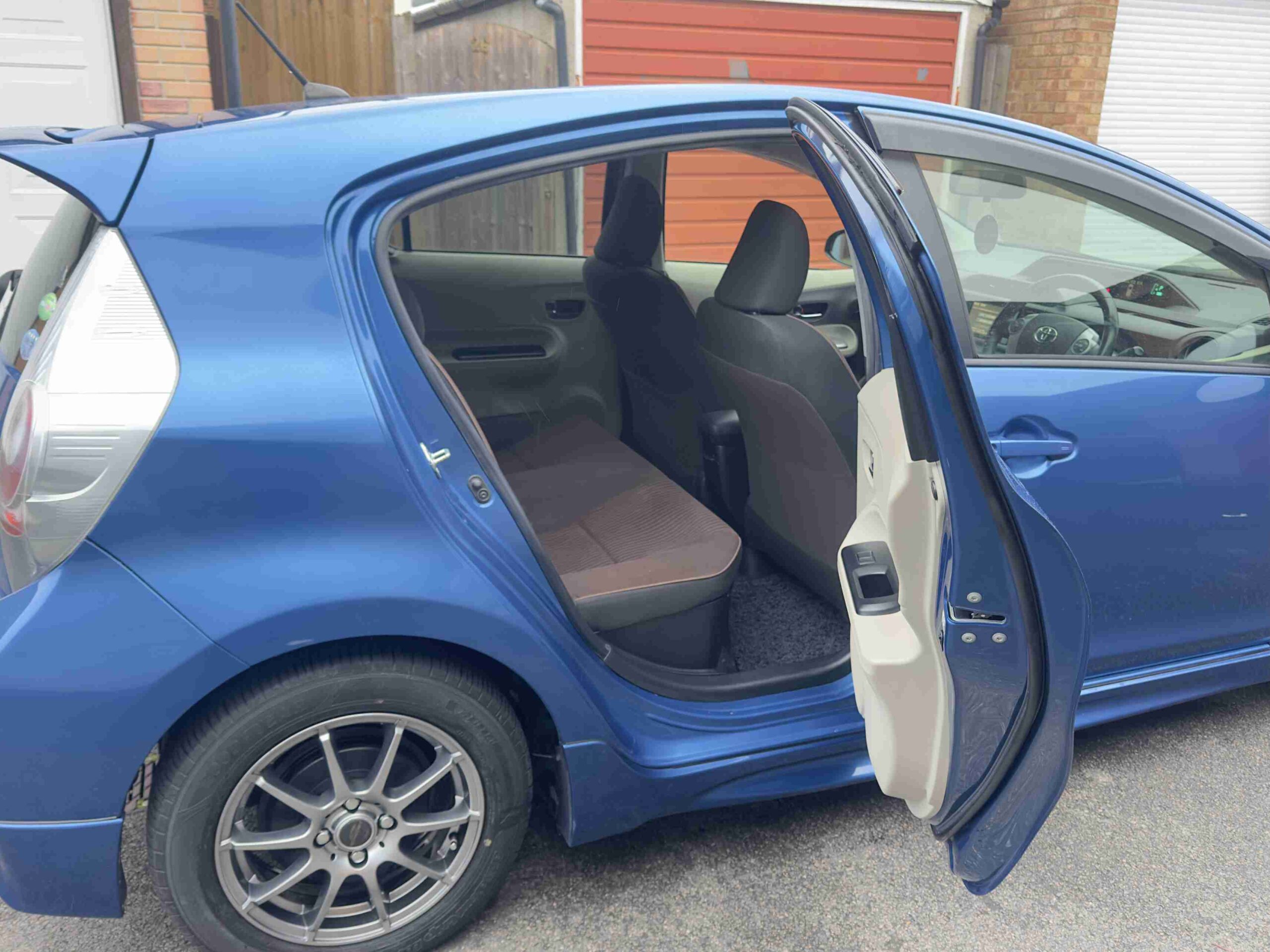 
Toyota Aqua Hybrid full									