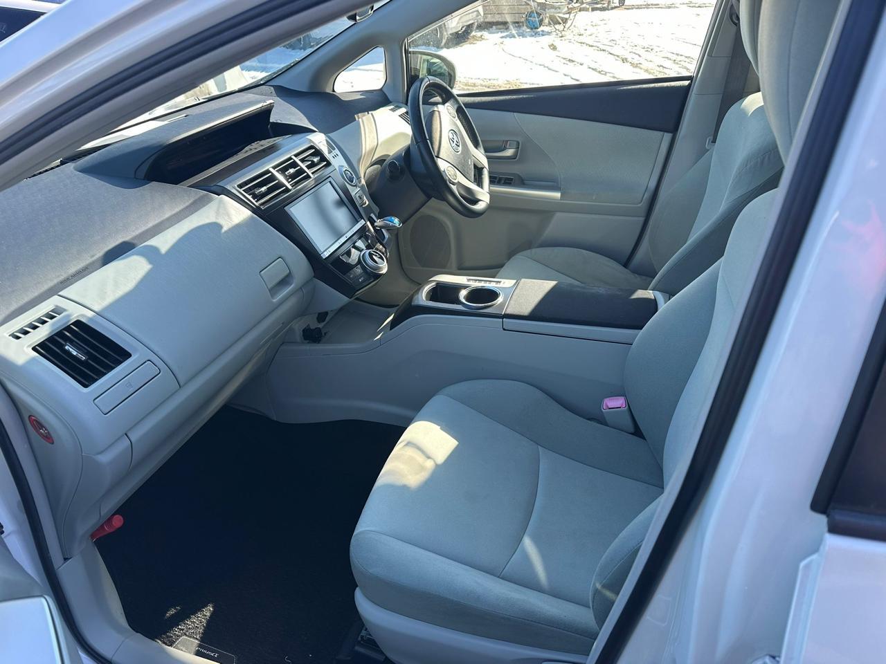 
Toyota Prius Plus 2013 White full									