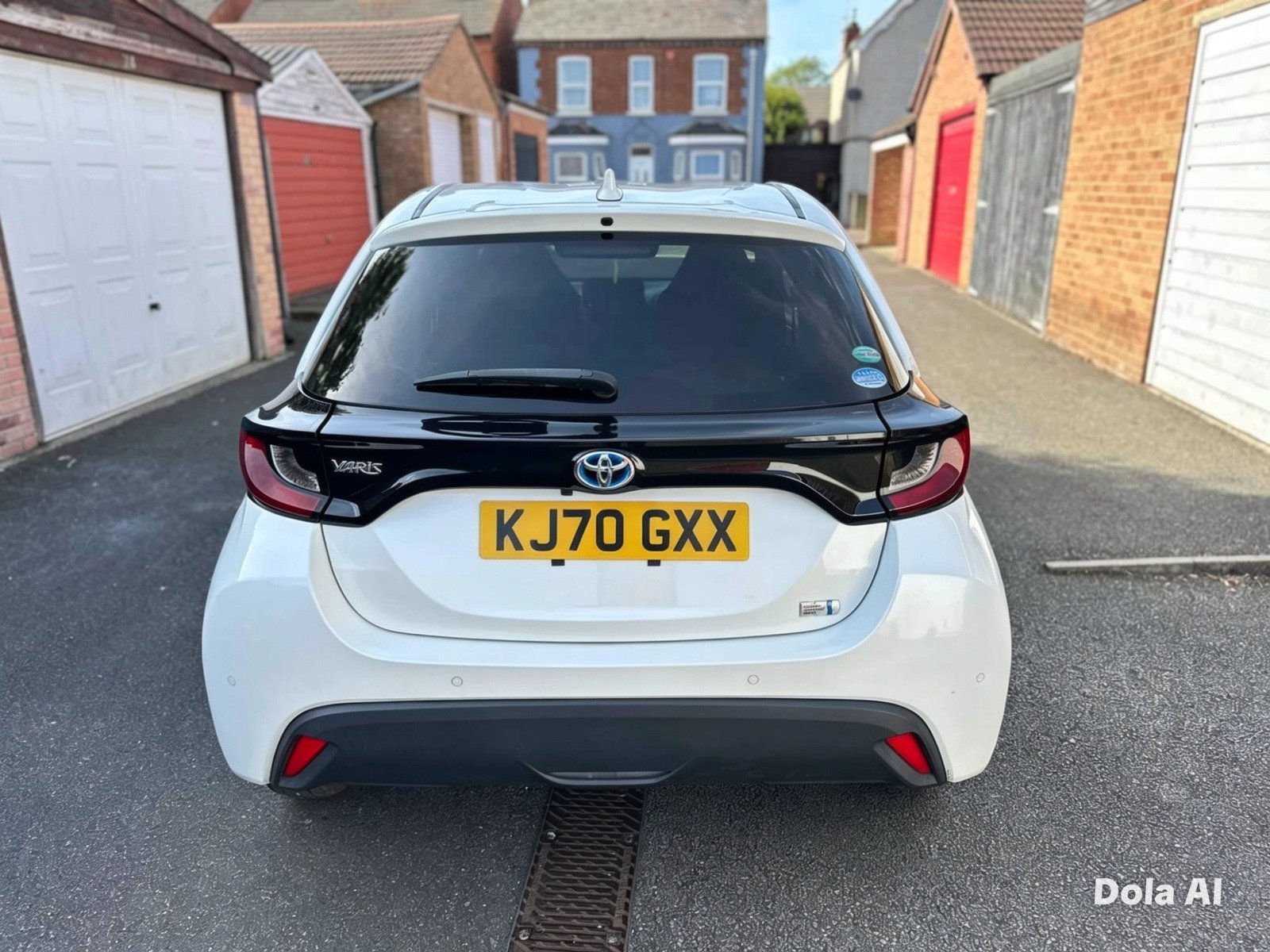 
Toyota Yaris 2020 Pearl White full									