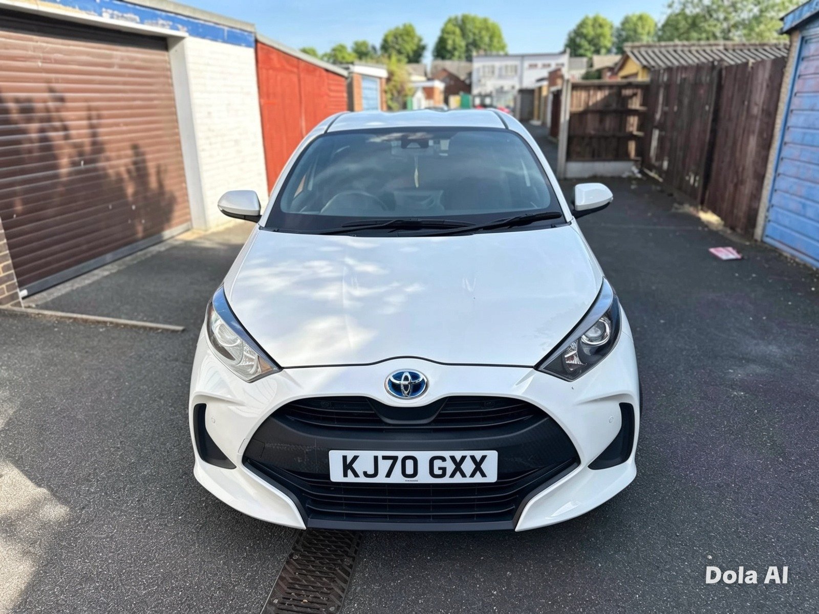
Toyota Yaris 2020 Pearl White full									