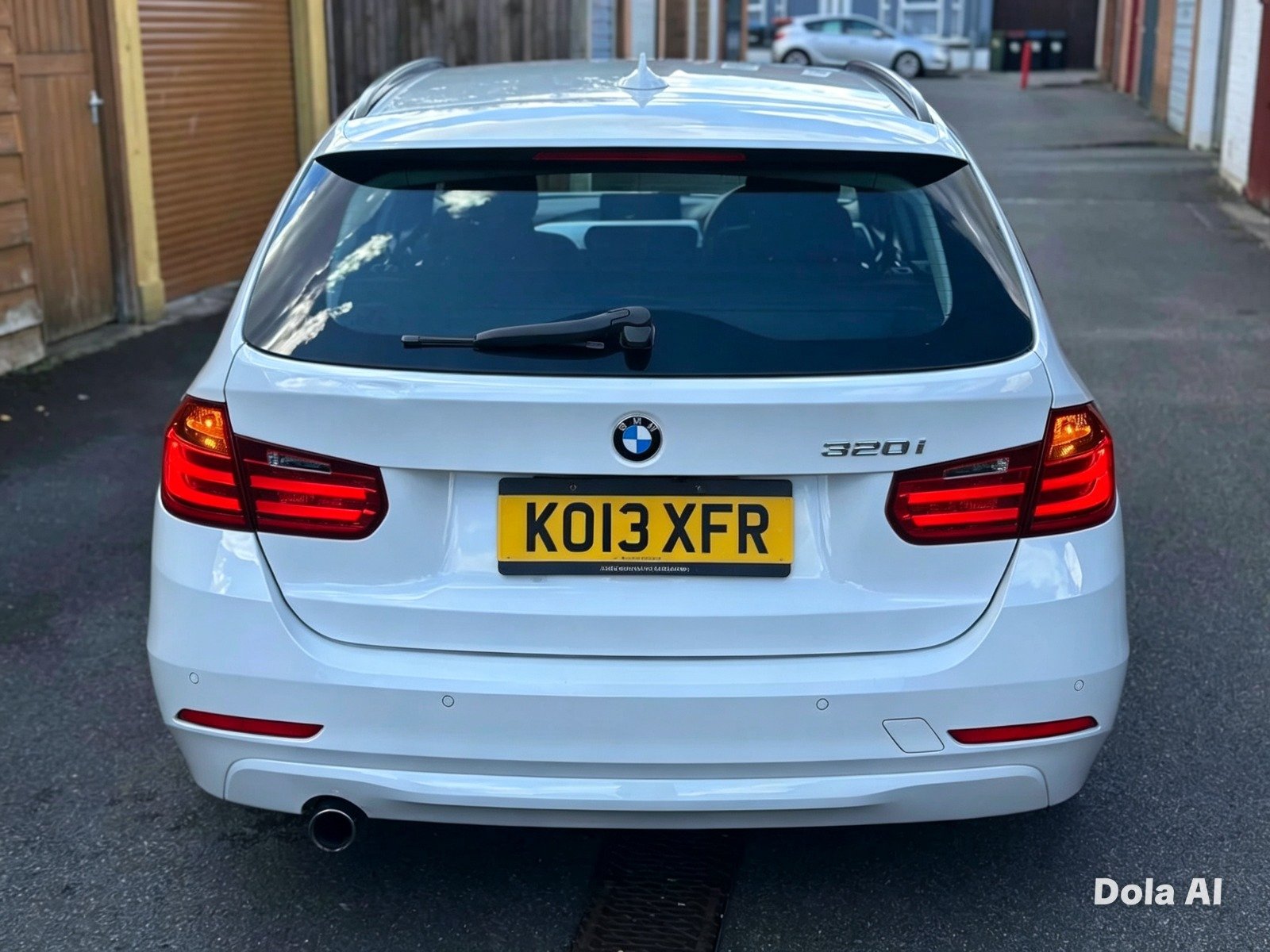 
BMW 320i 2013 Pearl White full									