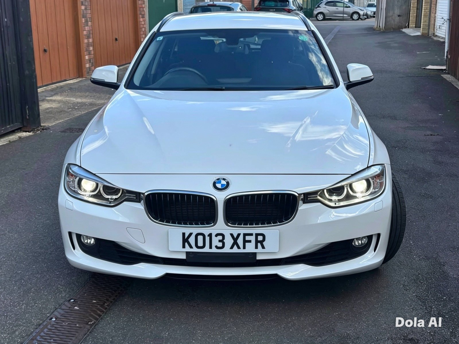 
BMW 320i 2013 Pearl White full									