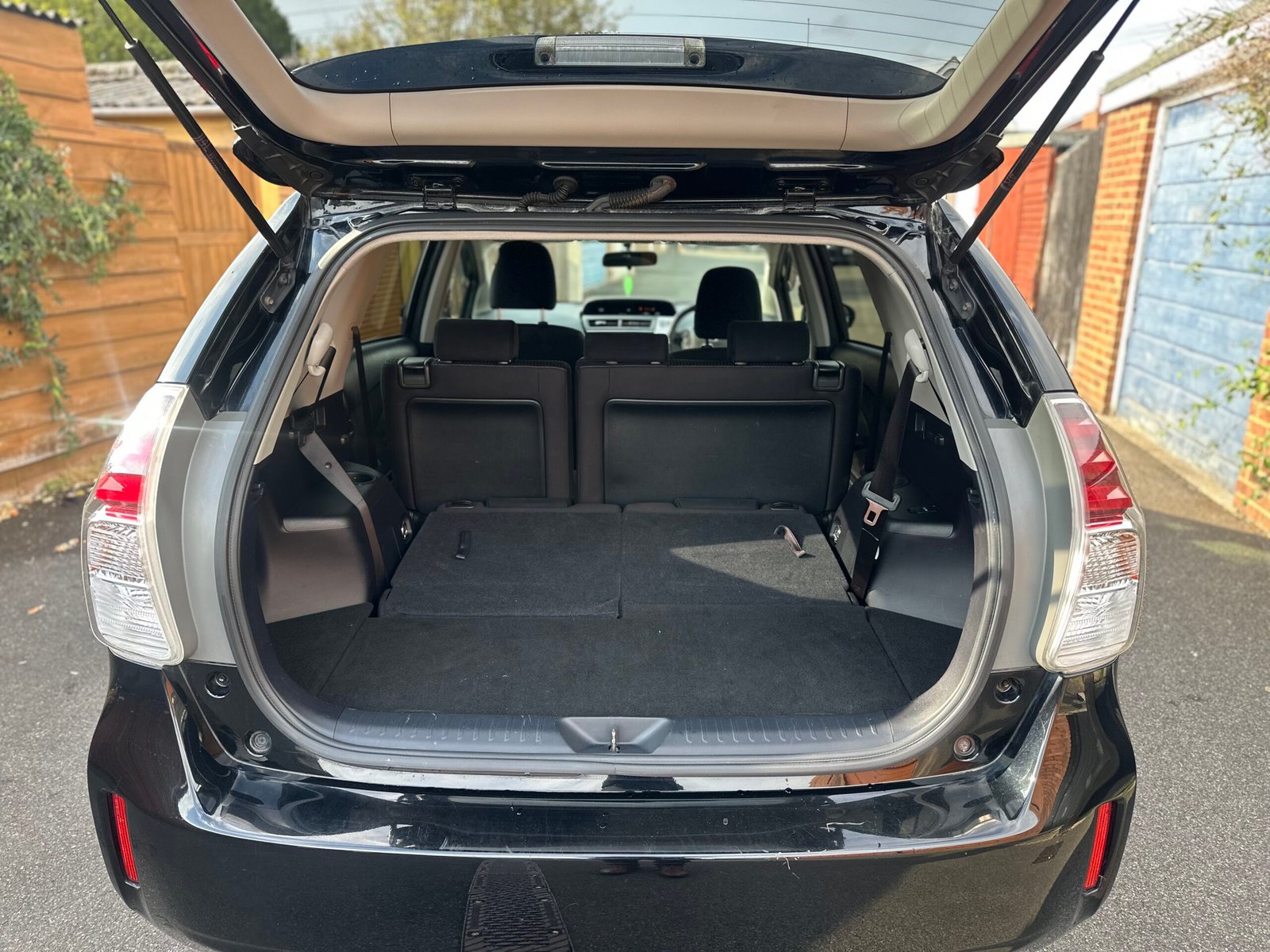 
Toyota Prius Plus 2015 full									