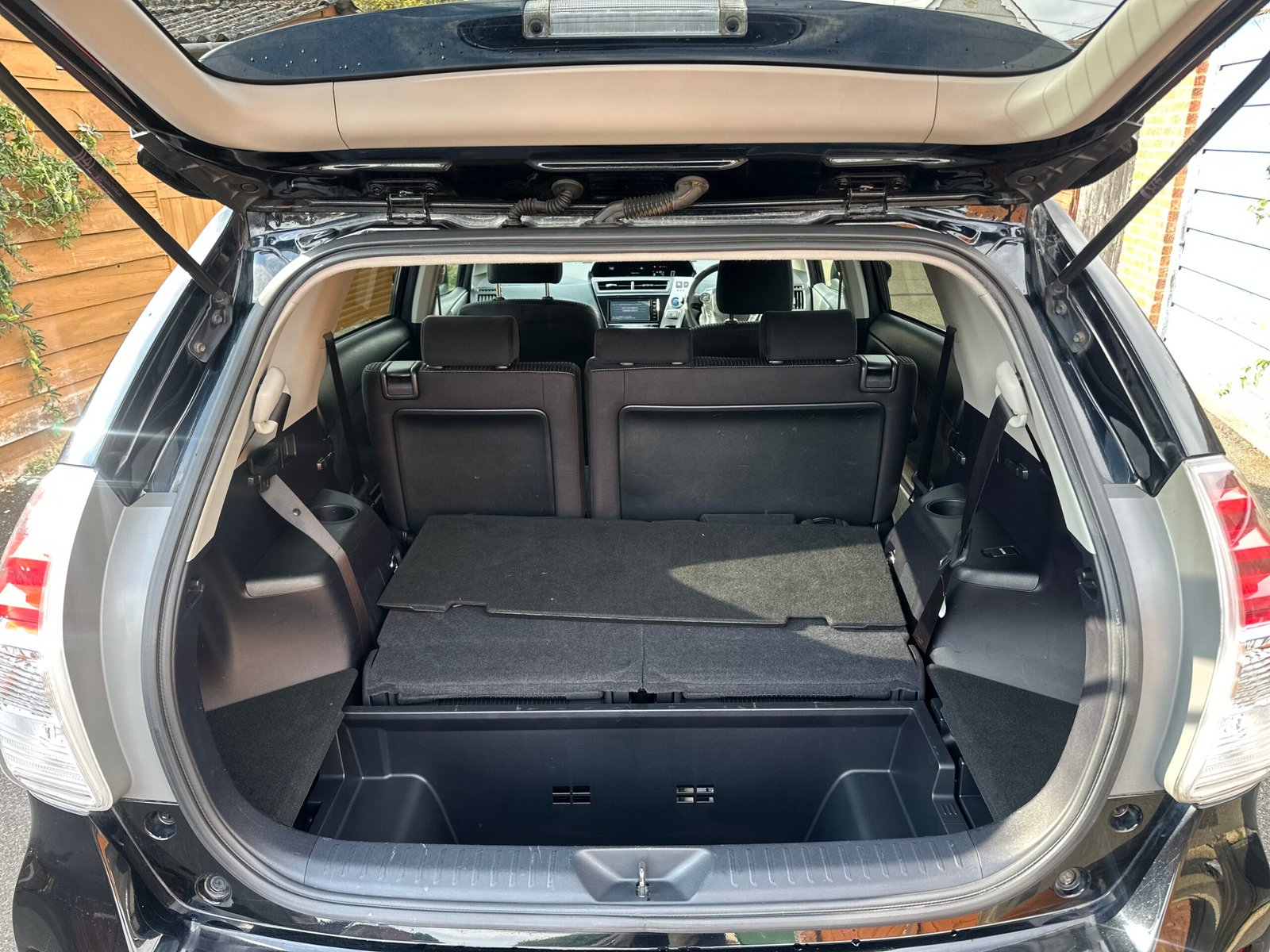 
Toyota Prius Plus 2015 full									