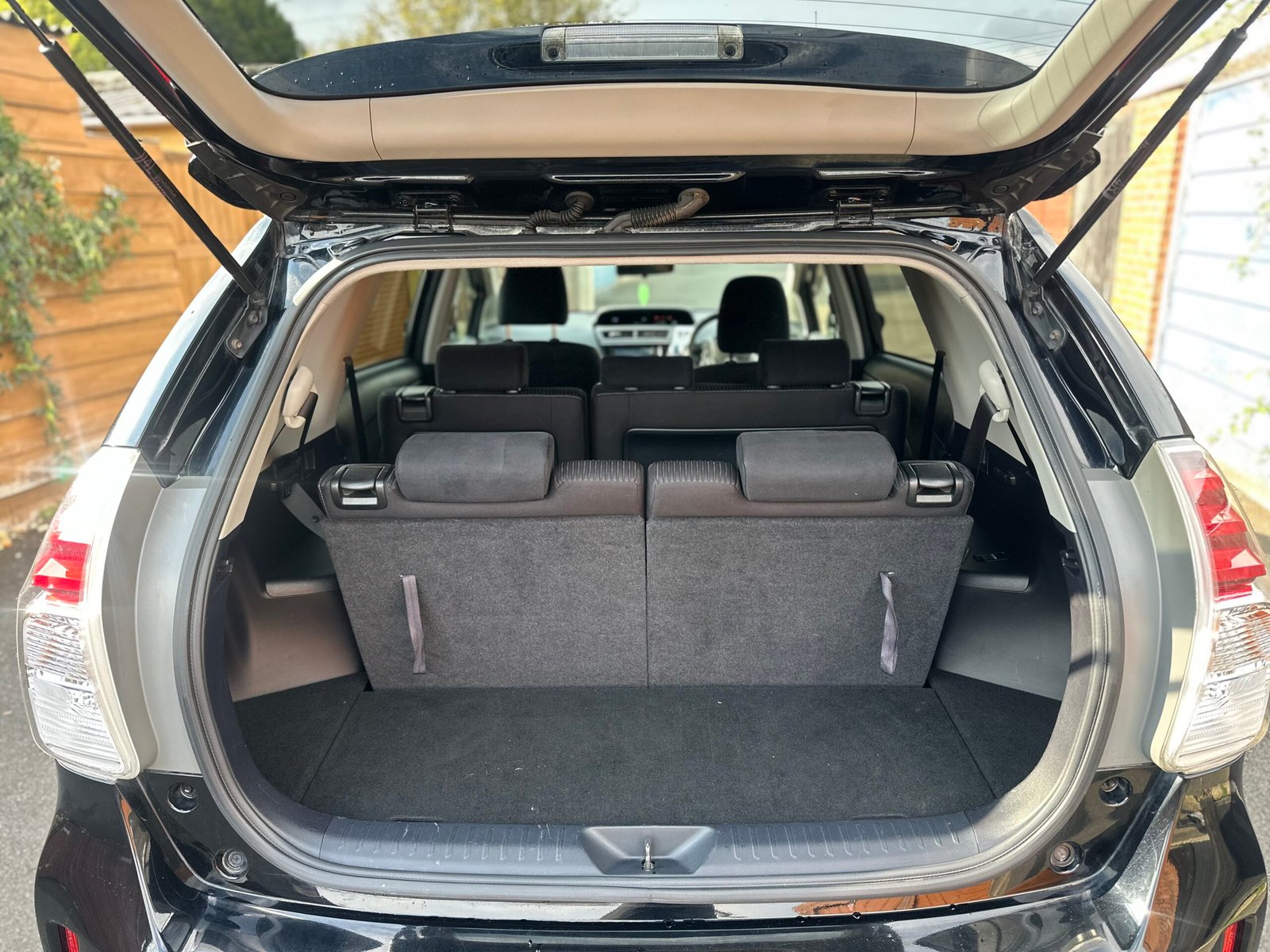 
Toyota Prius Plus 2015 full									