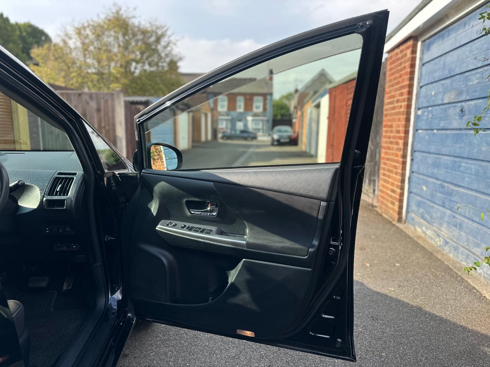 
Toyota Prius Plus 2015 full									