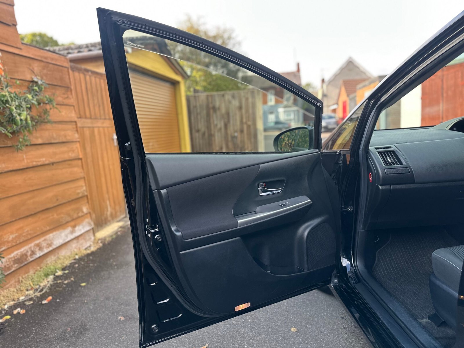 
Toyota Prius Plus 2015 full									