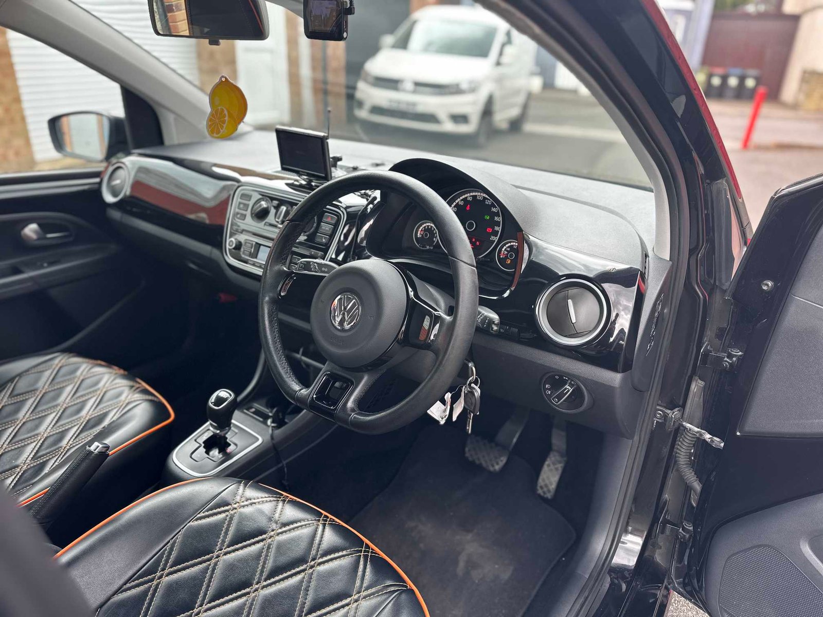 
Volkswagen Up full									
