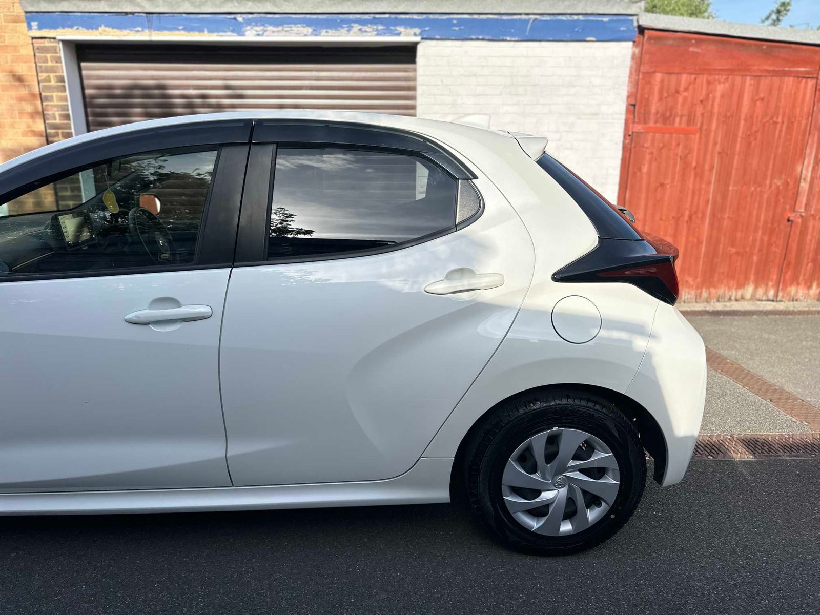 
Toyota Yaris 2020 Pearl White full									