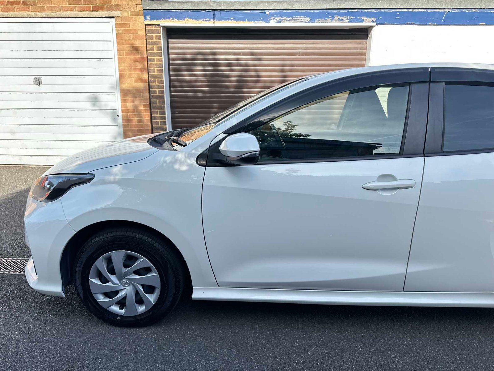 
Toyota Yaris 2020 Pearl White full									