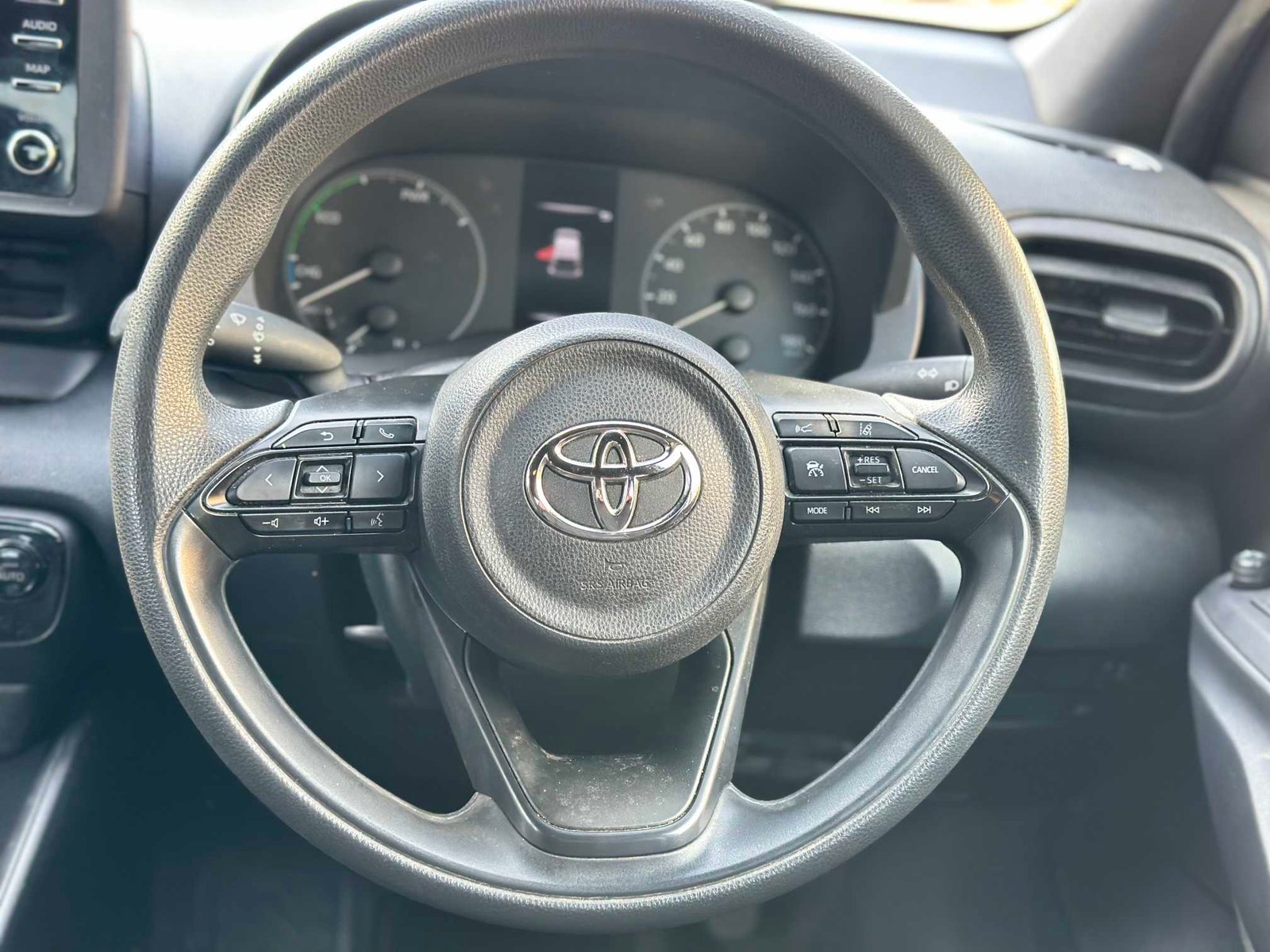 
Toyota Yaris 2020 Pearl White full									