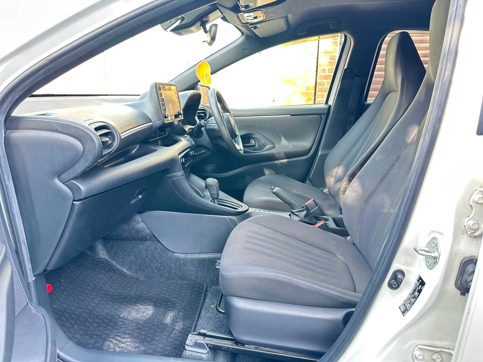 
Toyota Yaris 2020 Pearl White full									