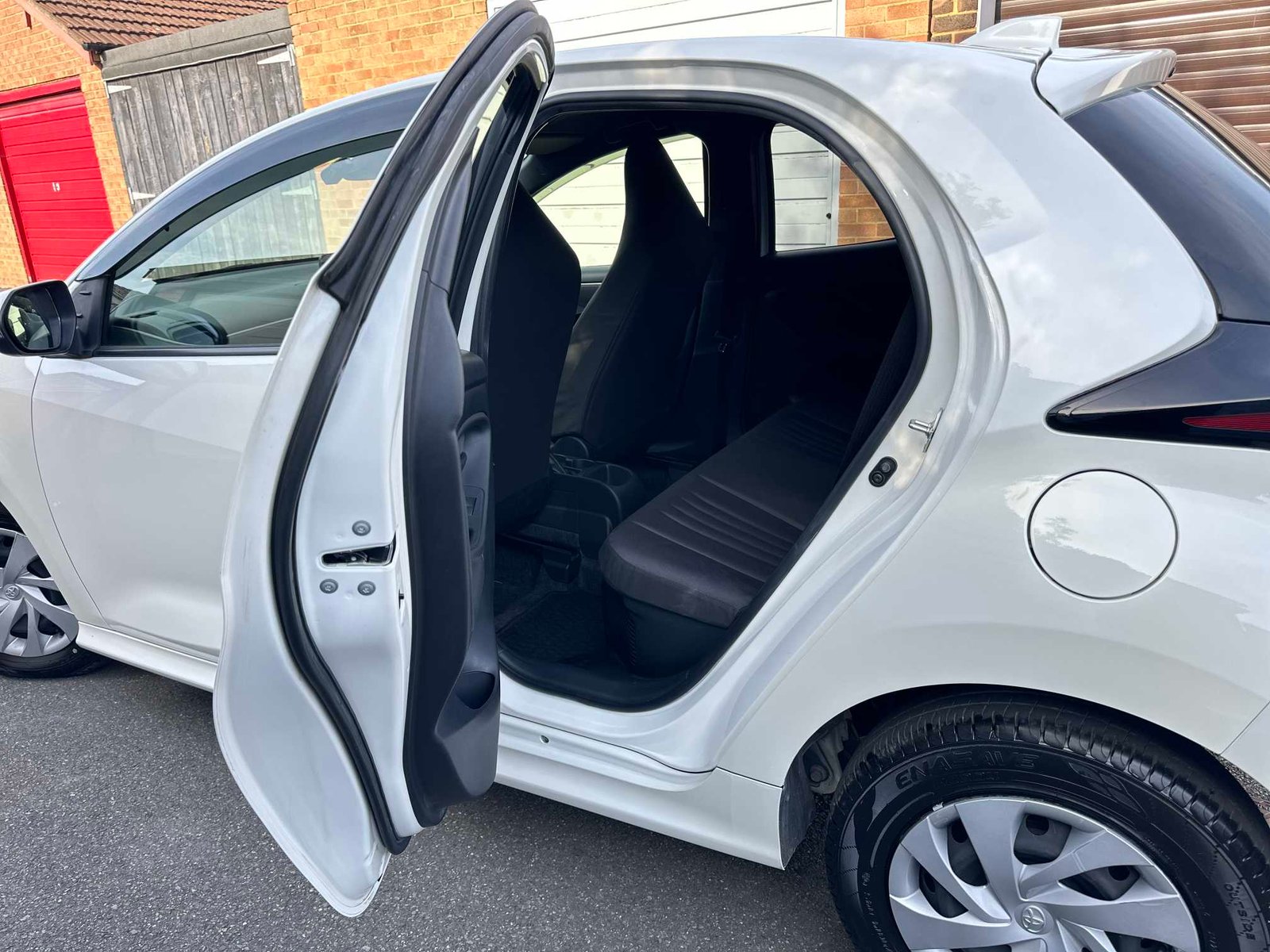 
Toyota Yaris 2020 Pearl White full									