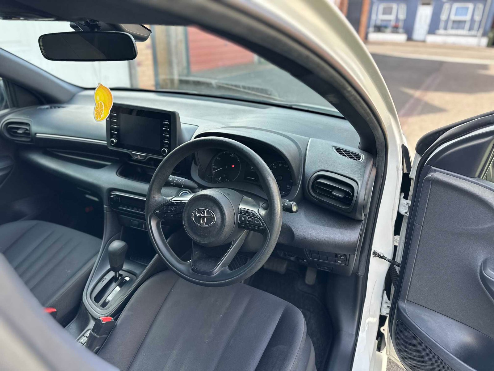 
Toyota Yaris 2020 Pearl White full									