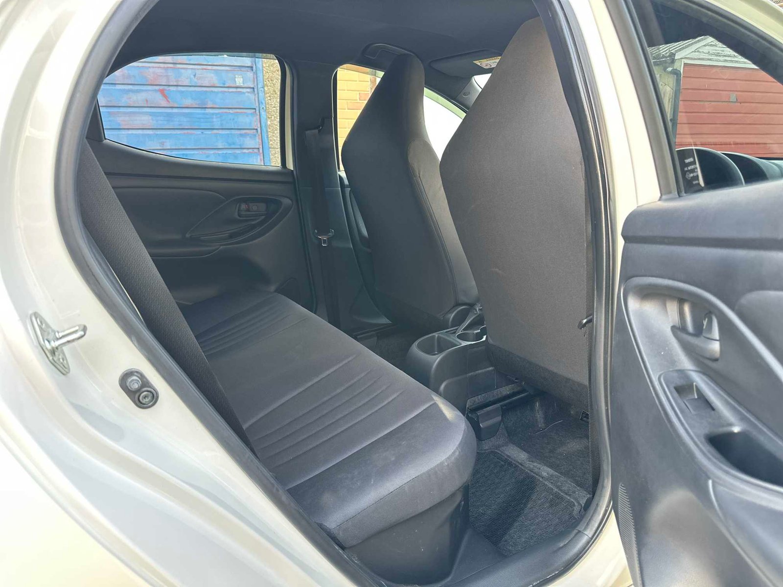 
Toyota Yaris 2020 Pearl White full									
