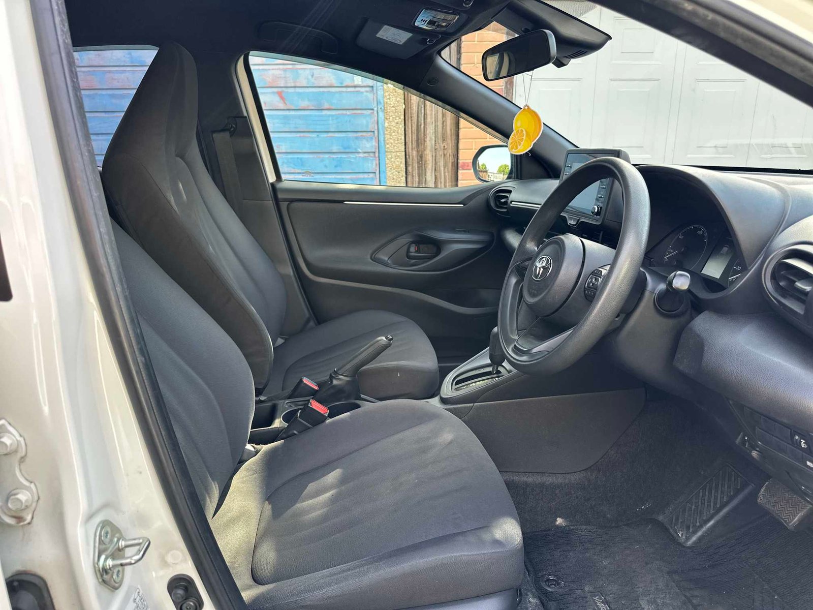 
Toyota Yaris 2020 Pearl White full									