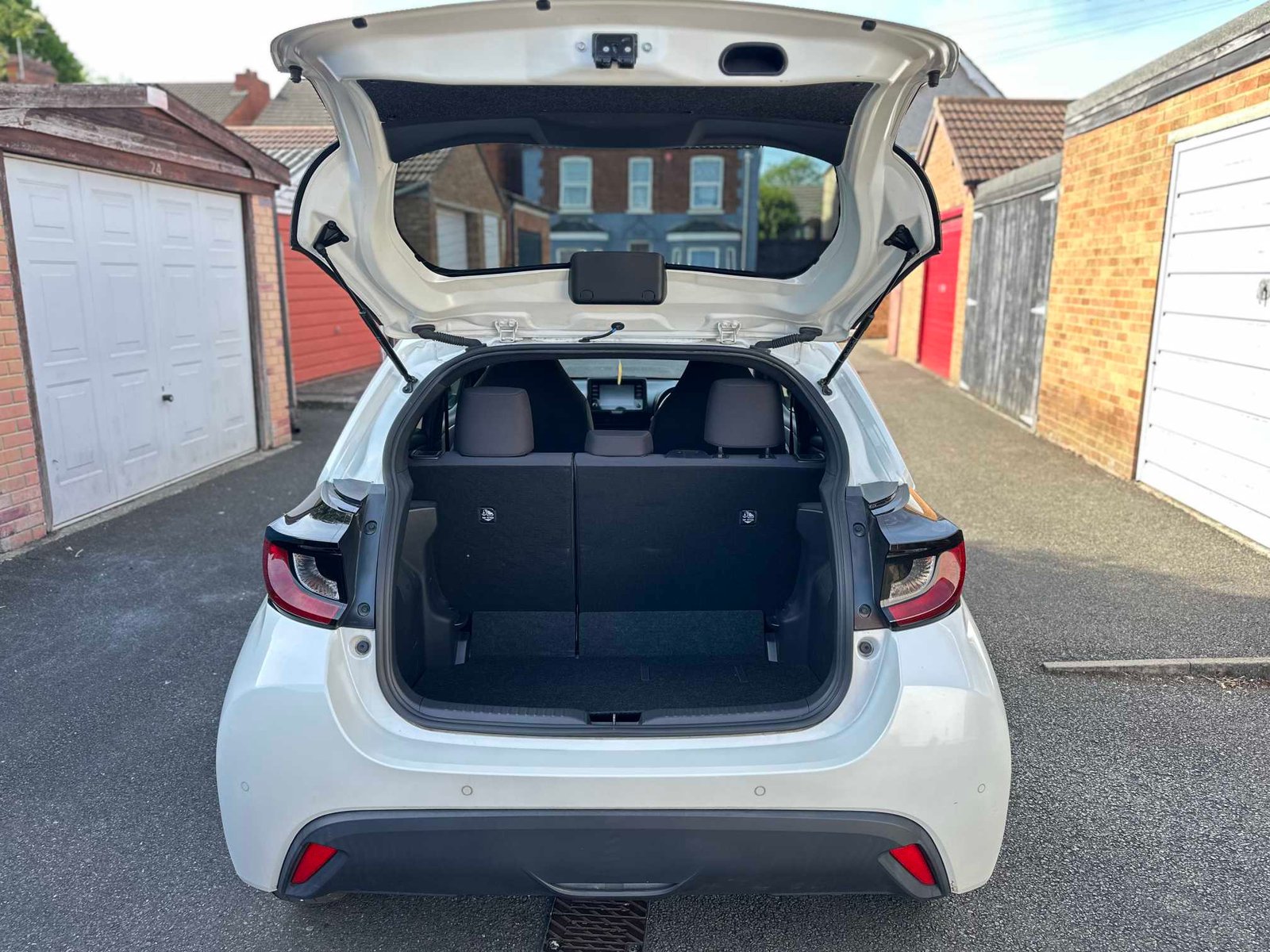 
Toyota Yaris 2020 Pearl White full									