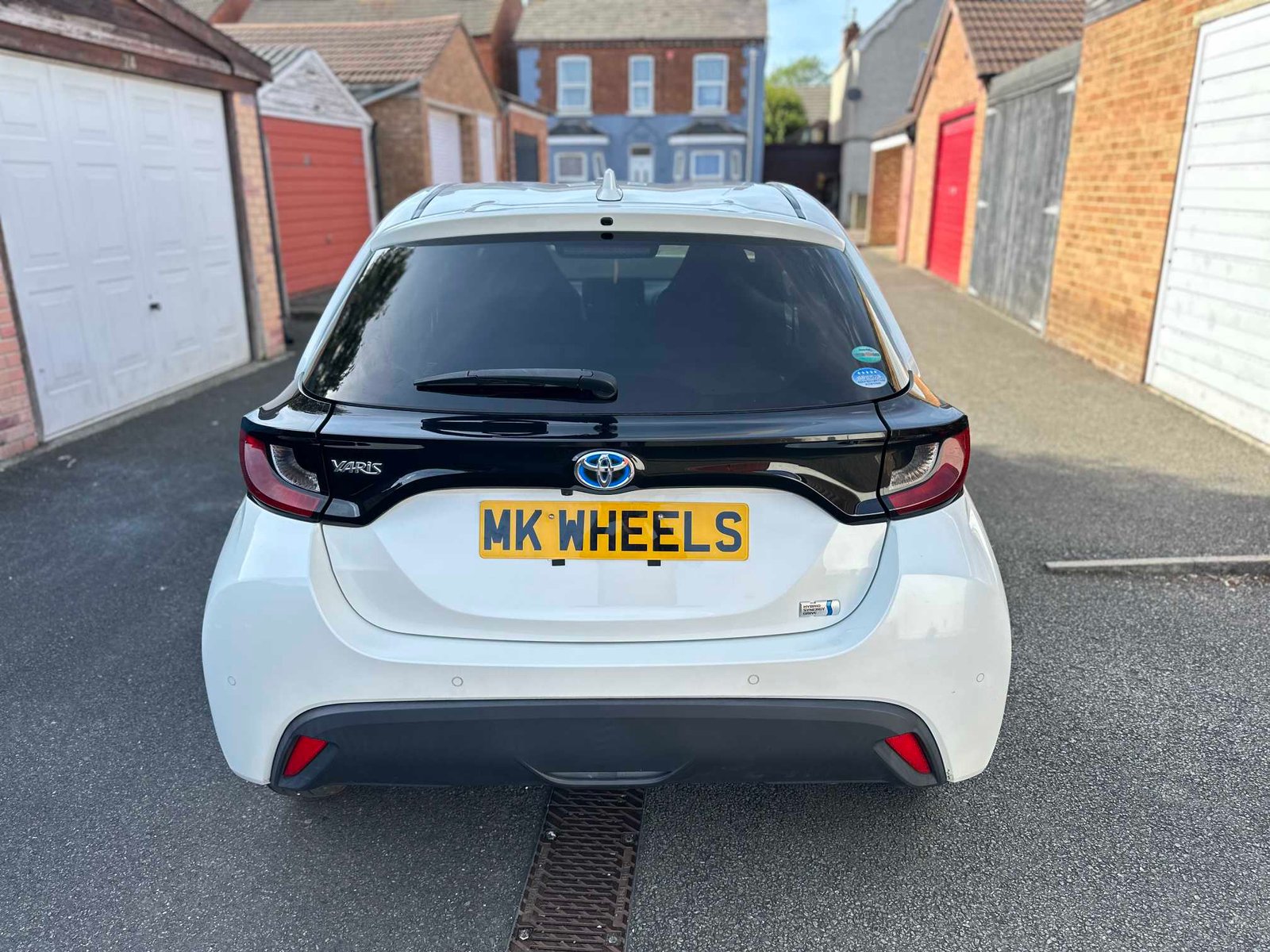 
Toyota Yaris 2020 Pearl White full									