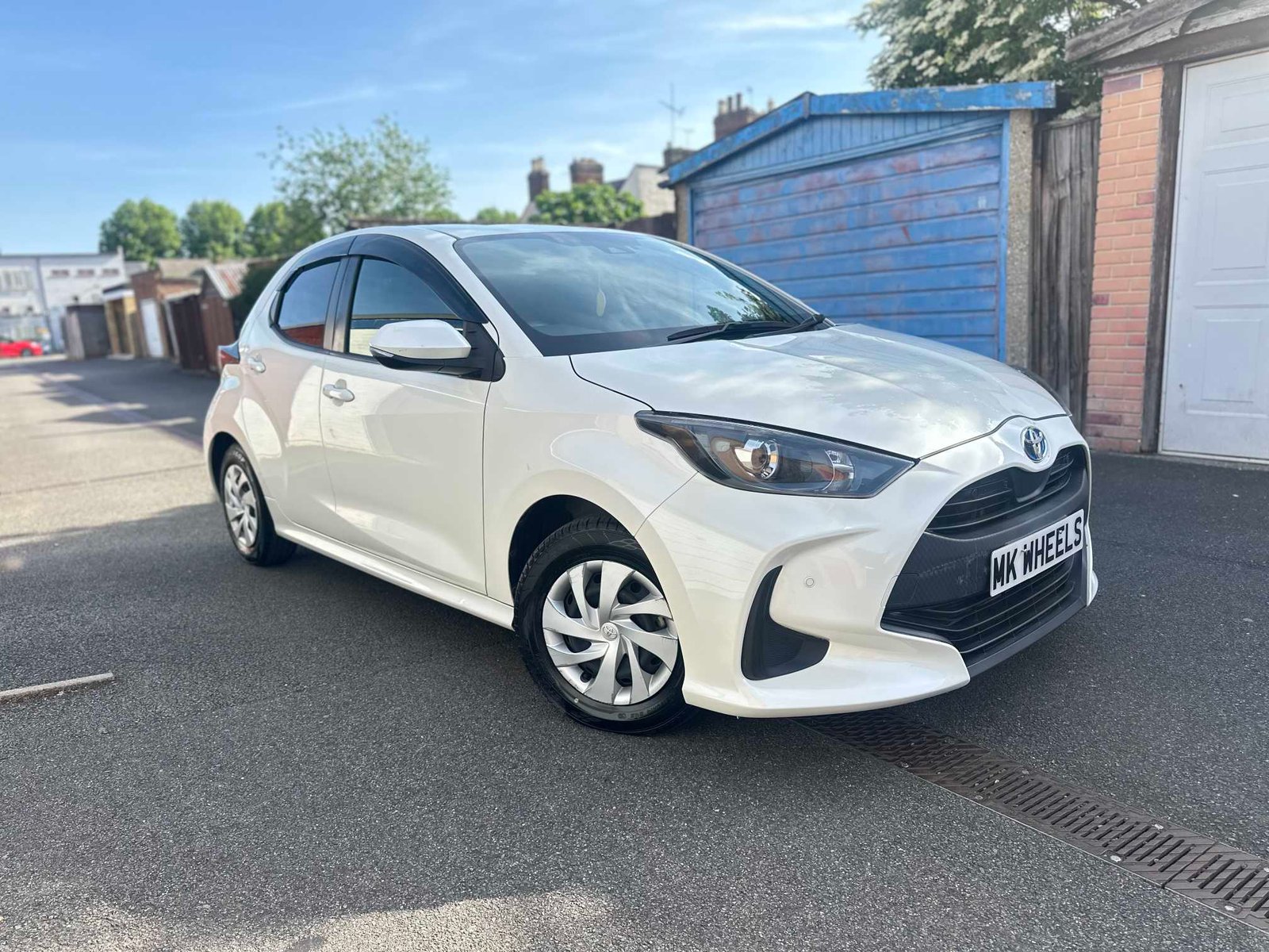 
Toyota Yaris 2020 Pearl White full									