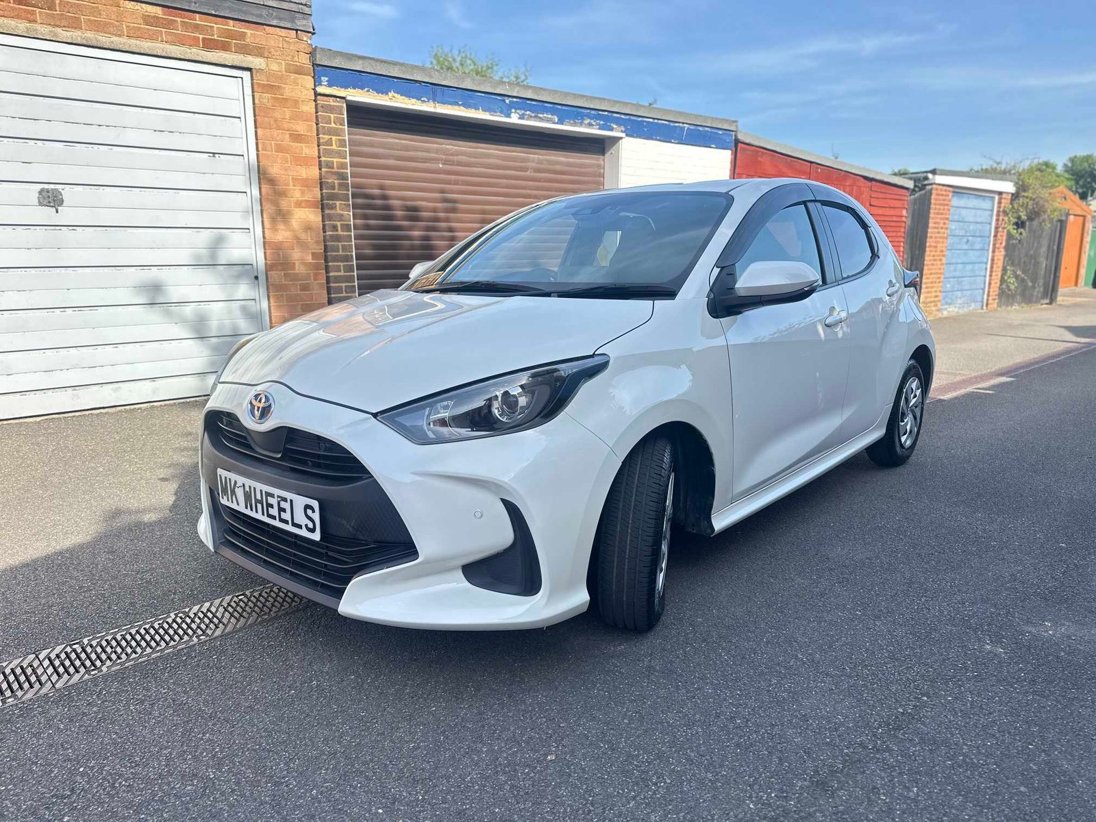 
Toyota Yaris 2020 Pearl White full									
