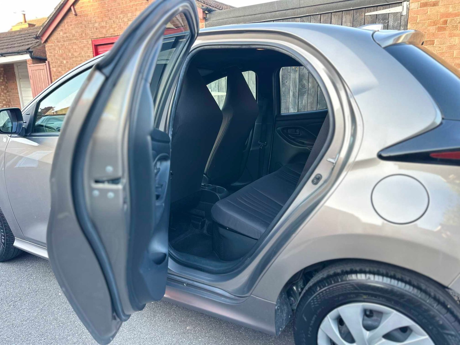 
Toyota Yaris 2021 Grey full									
