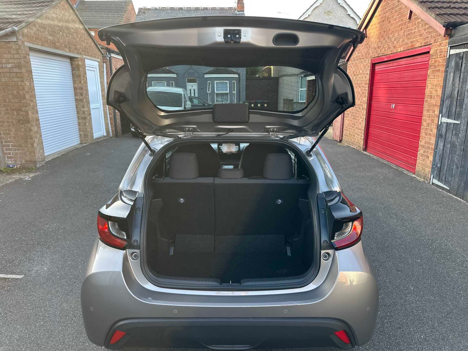 
Toyota Yaris 2021 Grey full									