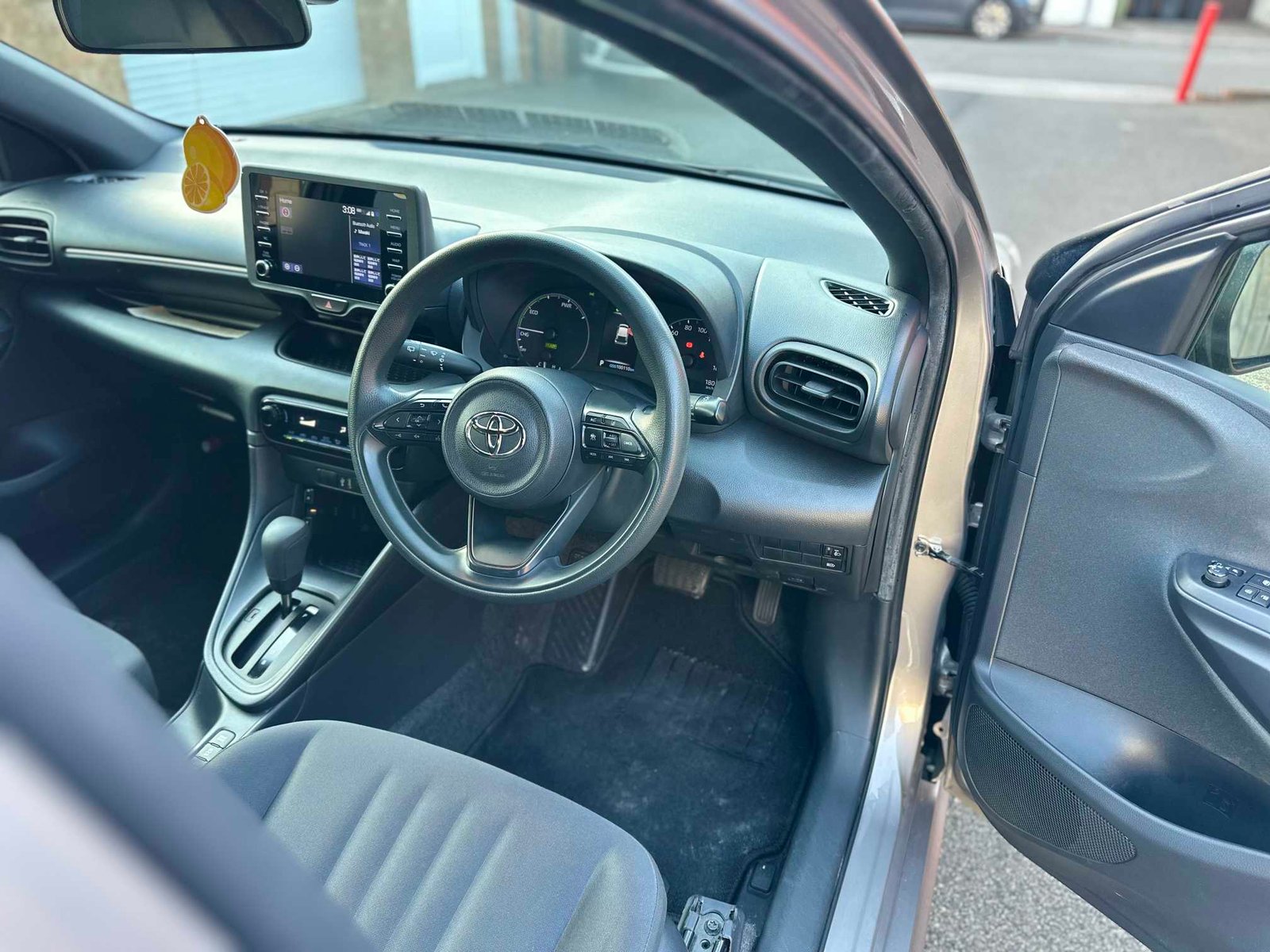 
Toyota Yaris 2021 Grey full									