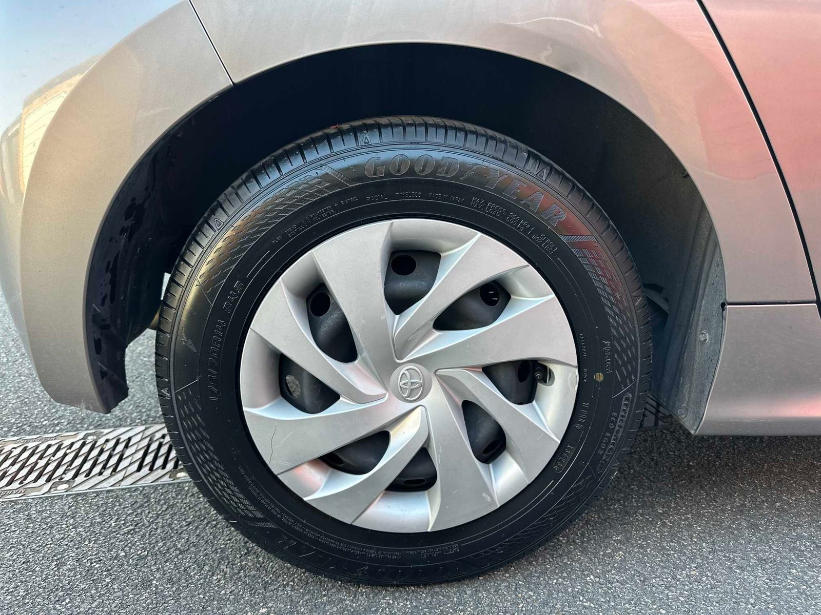
Toyota Yaris 2021 Grey full									