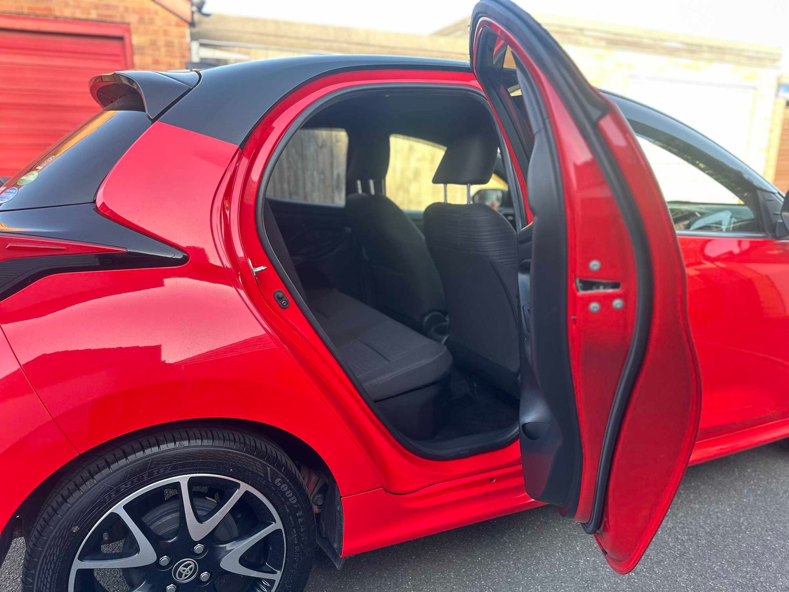 
Toyota Yaris 2020 Red full									