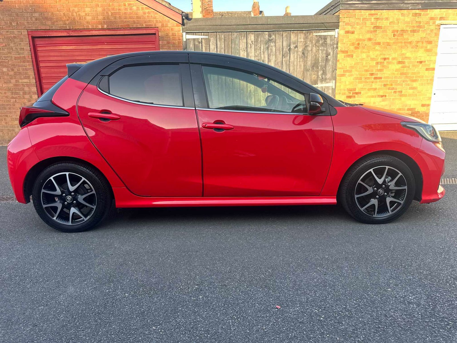 
Toyota Yaris 2020 Red full									
